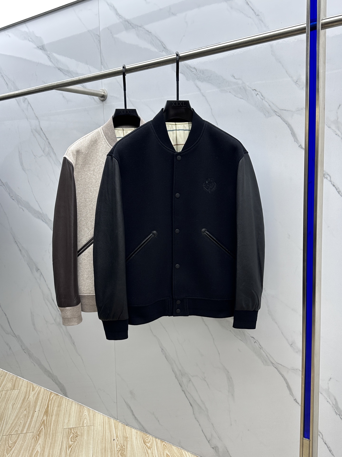 NO:566017,LP men's genuine leather spliced woolen casual baseball uniform. It is a foreign trade product, a heavyweight product, and a palace-level beauty. The baseball collar has a regular version, a simple design and a clean cut. It is combined with the overall genuine leather and sheepskin splicing to release freedom and spontaneity. It is not only attractive in appearance, but also very practical. It is easy to move and feels good when worn.  It feels unrestrained, has a similar shape, and the texture is generally not exposed. It feels warm, plump and elastic. It is a high-quality custom fabric that can keep out the cold in the winter in the north and south. It feels warm and comfortable to the touch. The chest is full of luxury and low-key heavy-duty design. The details are exquisite and the colors are not only versatile but also very high-end. The upper body is full of style. hs  Size 48-56,,loro piana,sheepskin,alexander wang19860909LP男士真皮拼接毛呢休闲棒球服.洋行贸易货,重磅级臻品,殿堂级品鉴尤物.棒球领常规的版型,简约设计剪裁干净利落的同时,结合整体真皮绵羊皮的拼接,洒脱与率性释放出来,不仅耐看,实用性也是很好的,便于活动,穿上身感觉无拘无束,形似,织纹一般不显露,手感温暖、丰满、富有弹性,是一款南北方冬天可以御寒的,高品质定面料,触感温暖手感舒服,胸前充满奢华感又低调的重工设计,细节匠心考究,颜色不仅百搭还非常显高级,上身款型十足.hs 尺码48-56,,loro piana,sheepskin,alexander wang,Men's clothing