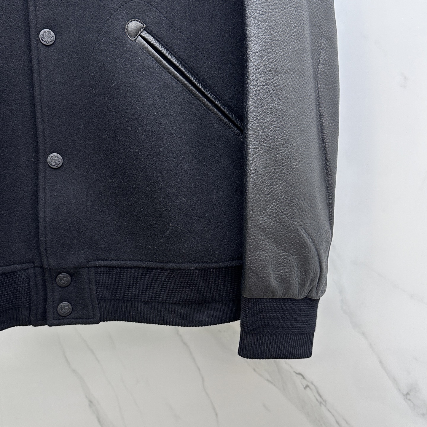 。 🆕lP🆕男士真皮拼接毛呢休闲棒球服。洋行贸易货，重磅级臻品，殿堂级品鉴尤物。棒球领常规的版型，简约设