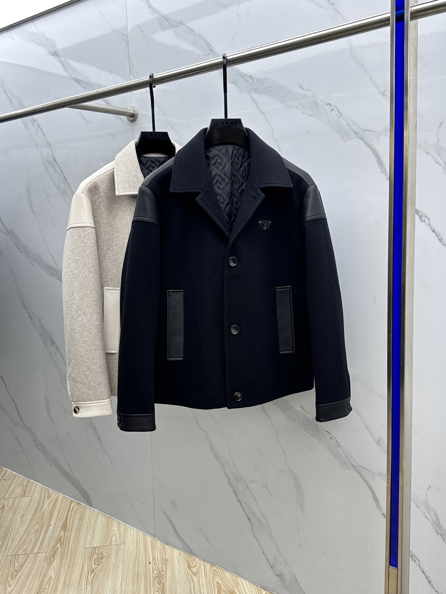 NO:550459,Prada 2025P home lapel style is an eye-catching fashion item fashion leather casual jacket with retro and fashionable feelings. It reveals a light luxury life attitude in casualness. It is a very independent and fashionable taste celebrity. Original mold opening cotton design, imported lambskin splicing luxury brands are often styled and leather. This large-body fabric is imported sheepskin fabric with soft and delicate touch, and is comfortable and soft to wear on the body, and it is in line with the current relaxed and unrestrained style. This kind of fabric splicing is absolutely love, so please buy it!  hs size 48-56, prada, prada, jackets & coats, sheepskin, alexander wang19860909Prada普拉达 2025P家翻领款自带复古时尚情怀的一款吸睛时尚单品时尚拼皮休闲夹克,休闲中流露出轻奢感的生活态度,一看就是很有主见的时髦品味大咖. 原版开模 夹棉设计,进口小羊皮拼接奢侈大牌考究往往是版型和皮料.这款大身面料是进口绵羊皮面料手感软细腻,穿在身上很舒服柔和,又符合现在的轻松不拘束,充满洒脱随行的风格.这种面料拼接穿上绝对爱了亲们抓紧入手！hs 尺码48-56,,prada,prada,jackets & coats,sheepskin,alexander wang,Men's clothing