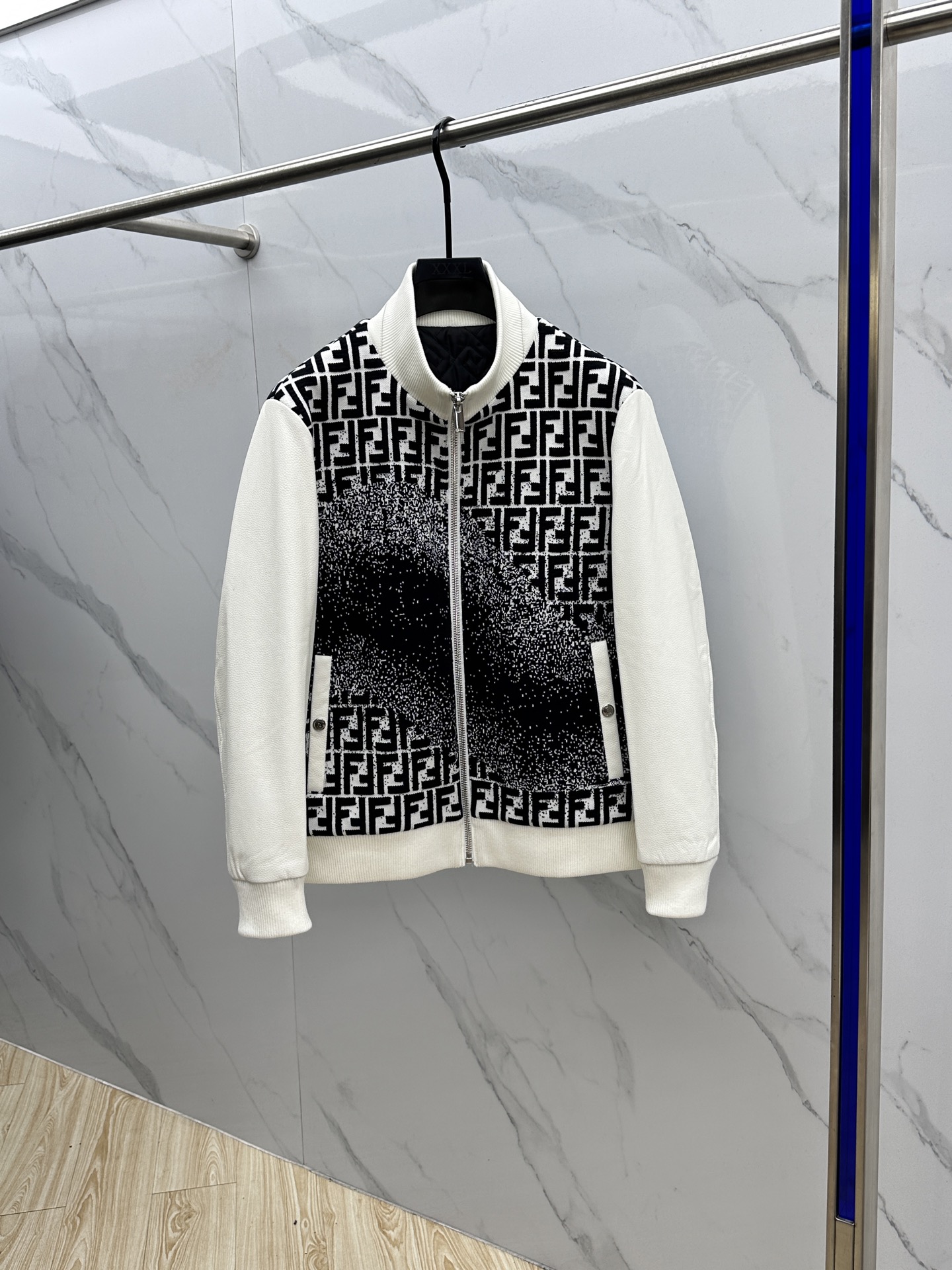 NO:550461,Fendi 2025F home autumn and winter wool spliced ​​lambskin men, showing luxurious quality and exquisite craftsmanship everywhere. Genuine leather and stand-up collar style are super A-original single!  Merino wool + Australian lambskin splicing. The raw materials are taken from Australia's top wool hits, high-end and elegant!  Original custom hardware, extremely luxurious official website catwalk original order good product, hot fashion, extremely comfortable experience, simple and fashionable, not easy to wrinkle, calm and versatile, not picky, domestic OEM products  The lambskin part is delicate and natural, soft as silk, with high gloss. After special treatment, it has both wear resistance and water resistance, and has a more retro charm over time. The wool knitted splicing is seamlessly connected, forming a wonderful contrast with the smoothness of the lambskin, increasing the overall sense of layering. The stand-up collar design is classic and atmospheric, and it uses lambskin to wrap the neck, which is warm and comfortable. The cuffs are exquisitely closed and fit the wrist, effectively blocking the cold wind. The multi-pocket design is practical and considerate, and the side insert bag is decorated with lambskin, full of fashion sense, and the inner bag is convenient to store valuables. The metal zipper is smooth and simple and elegant. The lining is smooth and breathable, and it is harmonious with the color combination. The seams are uniform and neat, and the stitches are delicate. Every detail reflects the brand's persistent pursuit of quality. hs  Number of codes 48-56, fendi, fendi, fendi, sheepskin, alexander wang19860909Fendi芬迪 2025F家秋冬羊毛拼接小羊皮男士,处处彰显奢华品质与精湛工艺.真皮、立领款超A原单！美丽诺羊毛+澳洲小羊皮拼接 原料取自澳洲顶级羊毛爆款 高端典雅！原版定制五金,极致奢华官网走秀款原单好货 爆款时尚 极度舒适体验 简约时尚 不易皱 从容百搭穿着不挑人 国内代工厂出品 小羊皮部分纹理细腻自然,柔软如丝,光泽度高.经过特殊处理,兼具耐磨性与防水性,随着时间推移更具复古韵味.羊毛针织拼接处无缝衔接,与小羊皮的光滑形成美妙对比,增加整体层次感.立领设计经典大气,采用小羊皮包裹颈部,温暖又舒适.袖口收口精致,贴合手腕,有效阻挡寒风.多口袋设计实用贴心,侧插袋以小羊皮装饰,时尚感十足,内袋方便存放贵重物品.金属拉链拉动顺畅,简约大方.内衬触感光滑,透气性佳,与颜色搭配和谐.缝线均匀整齐,针脚细腻,每一处细节都体现着品牌对品质的执着追求.hs 码数48-56,,fendi,fendi,fendi,sheepskin,alexander wang,Men's clothing