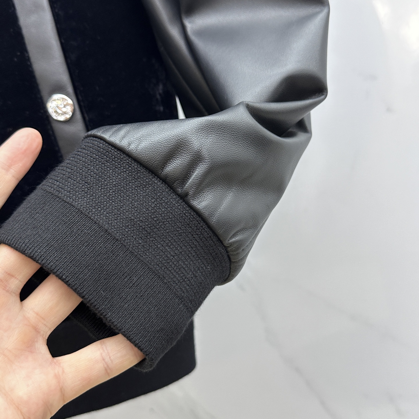 。 🆕LV路易威登 2025官网新款棒球服、绒面拼接小羊皮这款黑色以轻盈的羊身搭配柔软的羊袖，缔造隽永时