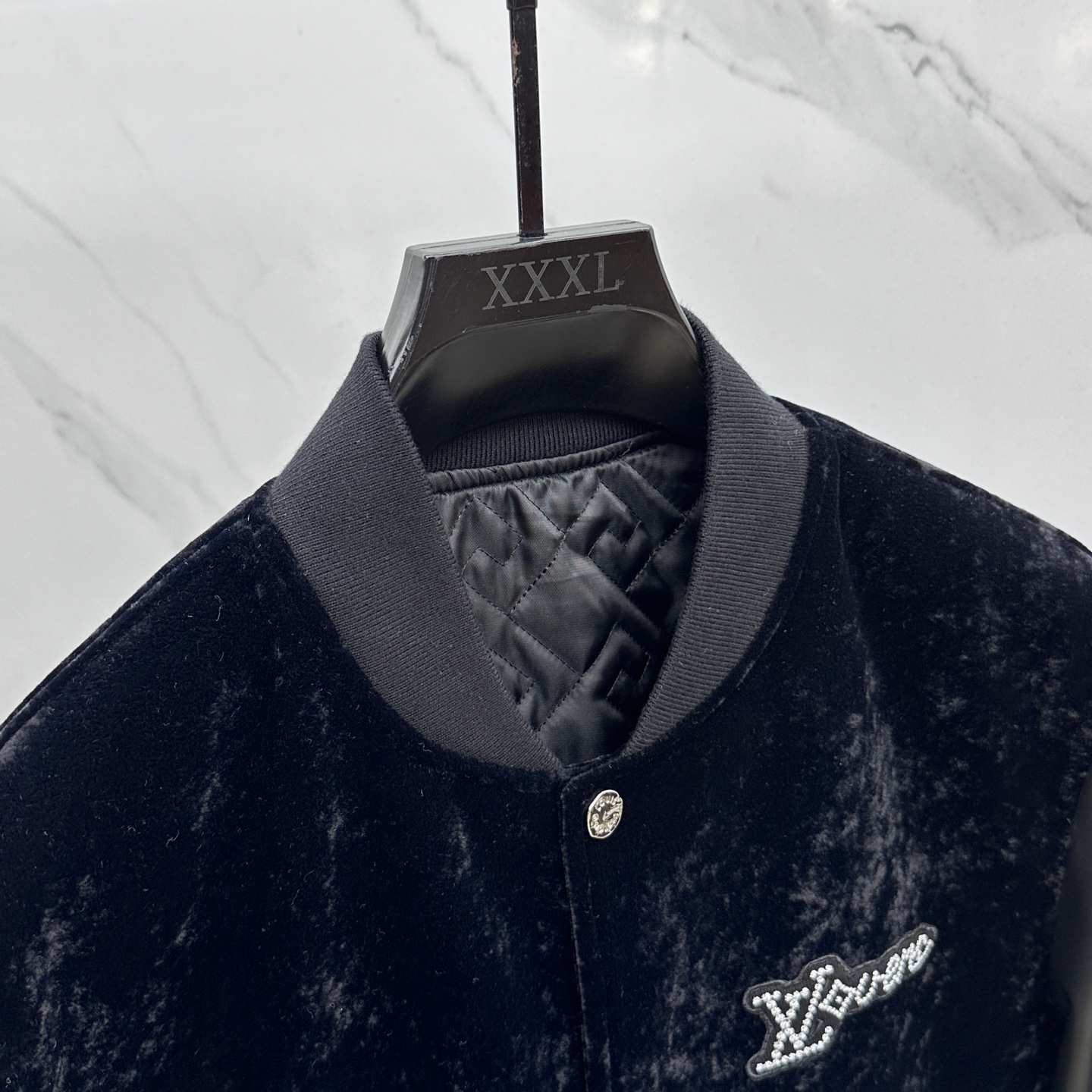 。 🆕LV路易威登 2025官网新款棒球服、绒面拼接小羊皮这款黑色以轻盈的羊身搭配柔软的羊袖，缔造隽永时