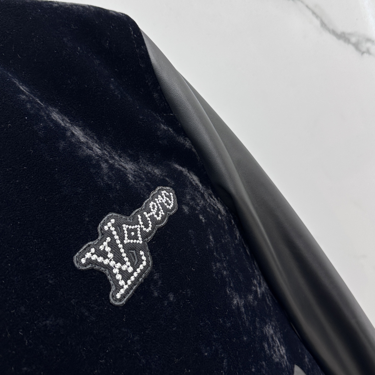 。 🆕LV路易威登 2025官网新款棒球服、绒面拼接小羊皮这款黑色以轻盈的羊身搭配柔软的羊袖，缔造隽永时