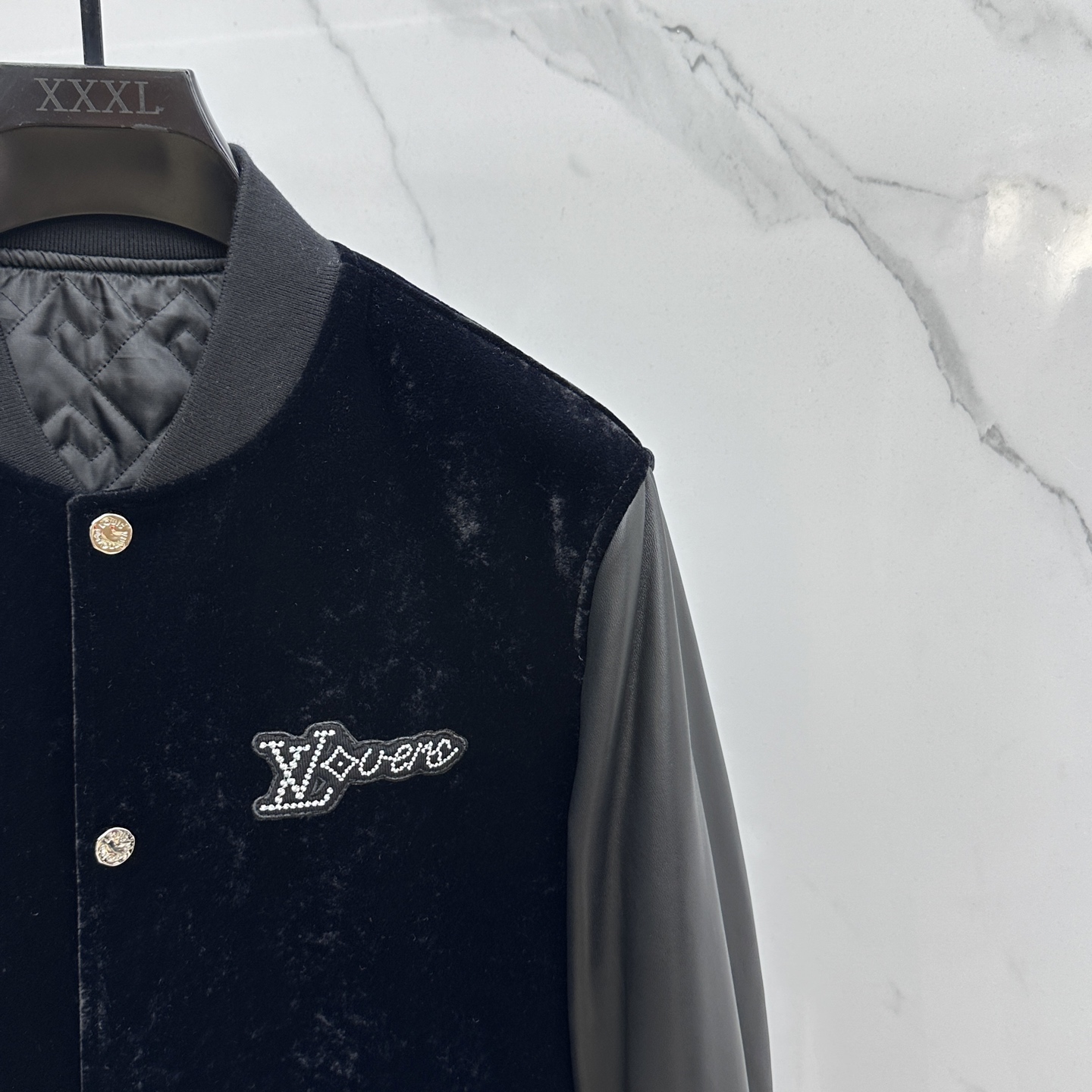 。 🆕LV路易威登 2025官网新款棒球服、绒面拼接小羊皮这款黑色以轻盈的羊身搭配柔软的羊袖，缔造隽永时