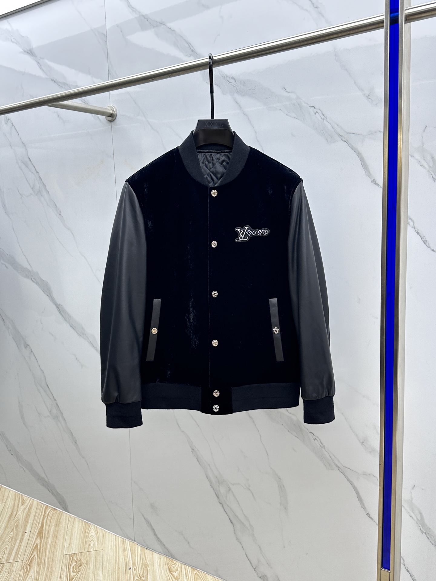 NO:550453,LV Louis Vuitton 2025 official website new baseball uniform, suede spliced ​​lambskin This black style is paired with a light sheep body with soft sheep sleeves to create a timeless and fashionable seasonal clothing. The placket crimp buckle, the logo pattern on the chest is cleverly embellished, and the details are matched with sheepskin on the outer edge of the pocket. It is a must-have fashion item for any shape. hs size 48-56,,louis vuitton,louis vuitton,sheepskin,alexander wang19860909LV路易威登 2025官网新款棒球服、绒面拼接小羊皮 这款黑色以轻盈的羊身搭配柔软的羊袖,缔造隽永时尚的转季衣物.门襟压扣钉扣,胸前巧妙点缀的logo图案,在口袋外缘搭配羊皮点缀细节.是搭配任何造型的必备时尚单品.hs 尺码48-56,,louis vuitton,louis vuitton,sheepskin,alexander wang,Men's clothing