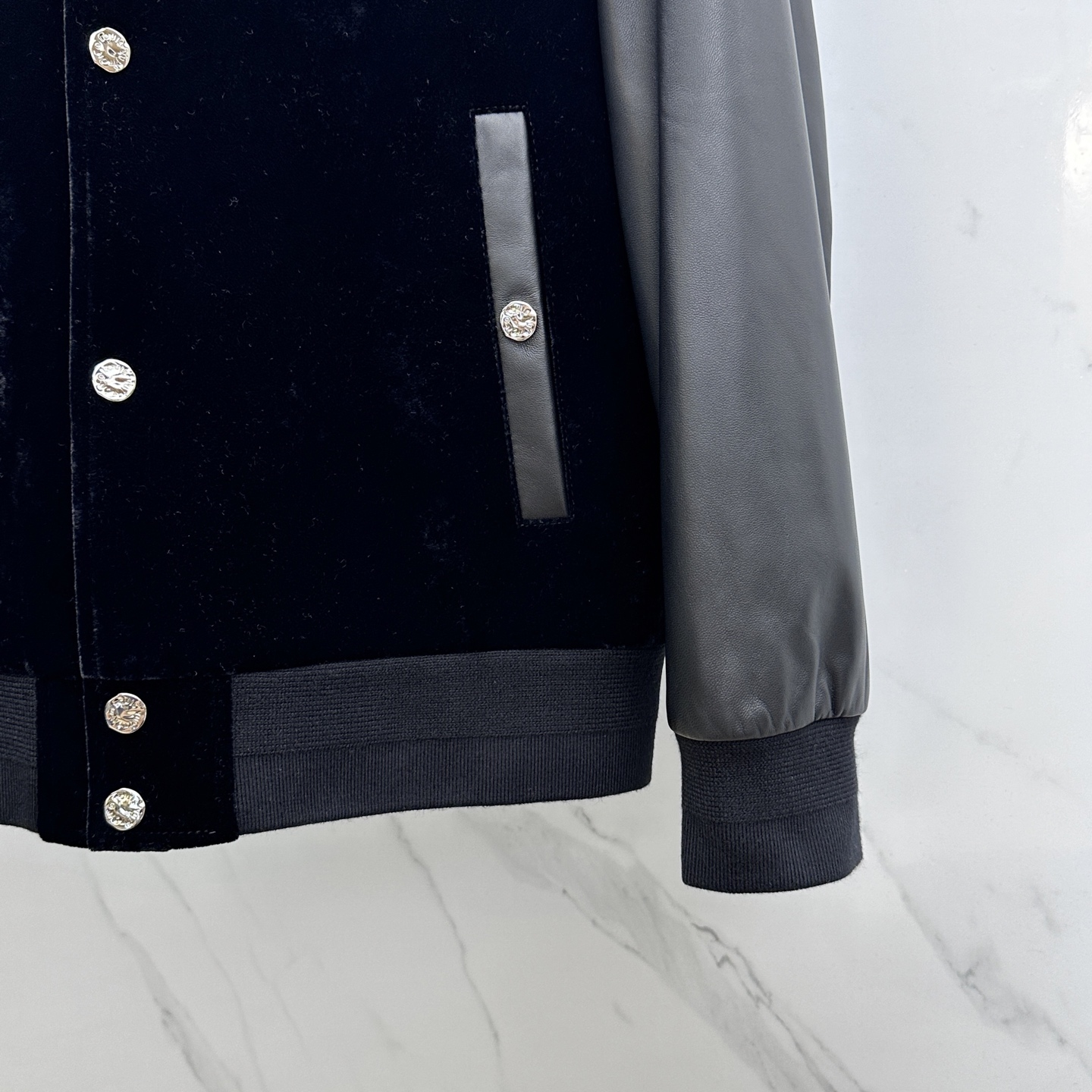 。 🆕LV路易威登 2025官网新款棒球服、绒面拼接小羊皮这款黑色以轻盈的羊身搭配柔软的羊袖，缔造隽永时