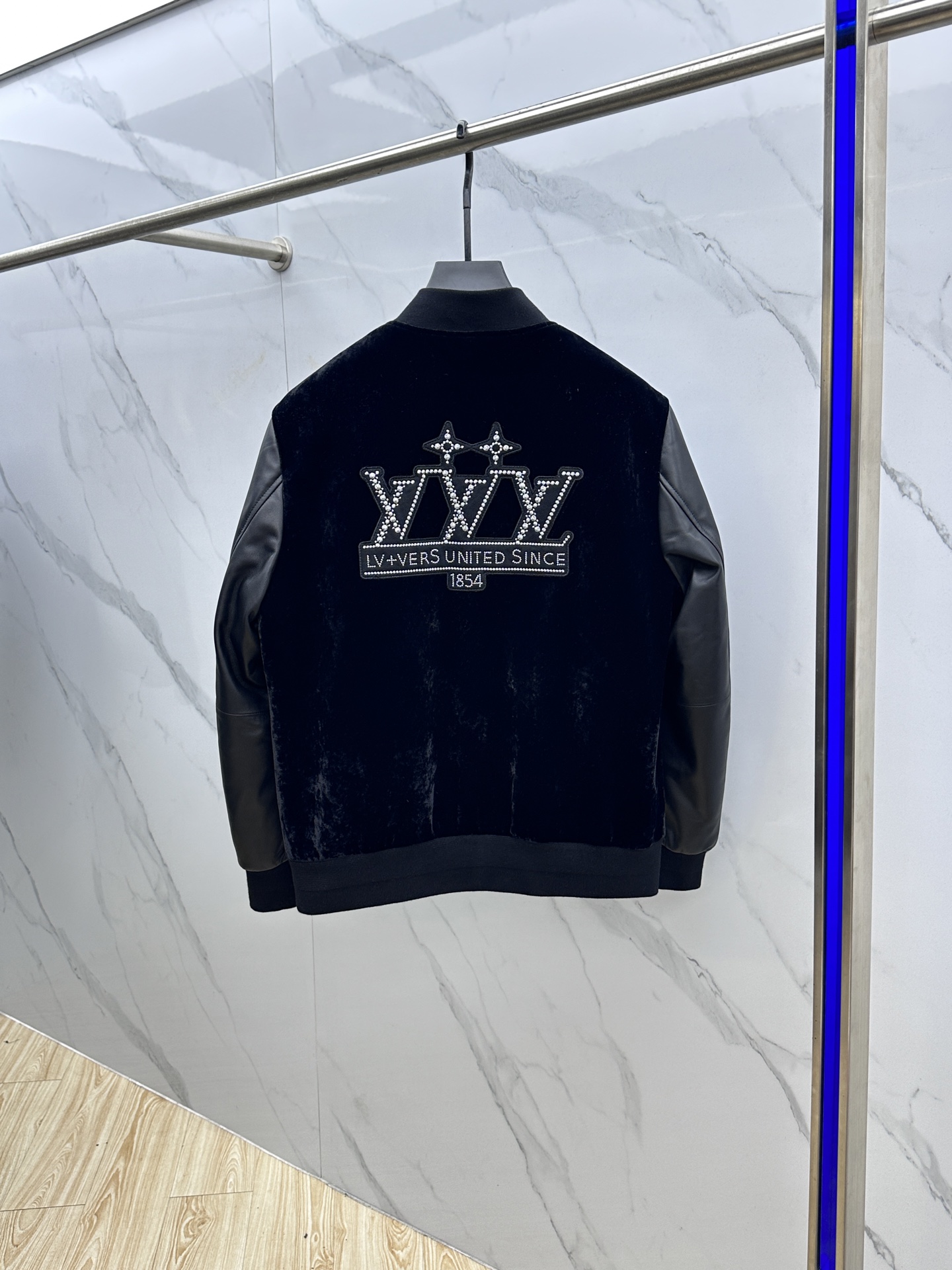 。 🆕LV路易威登 2025官网新款棒球服、绒面拼接小羊皮这款黑色以轻盈的羊身搭配柔软的羊袖，缔造隽永时