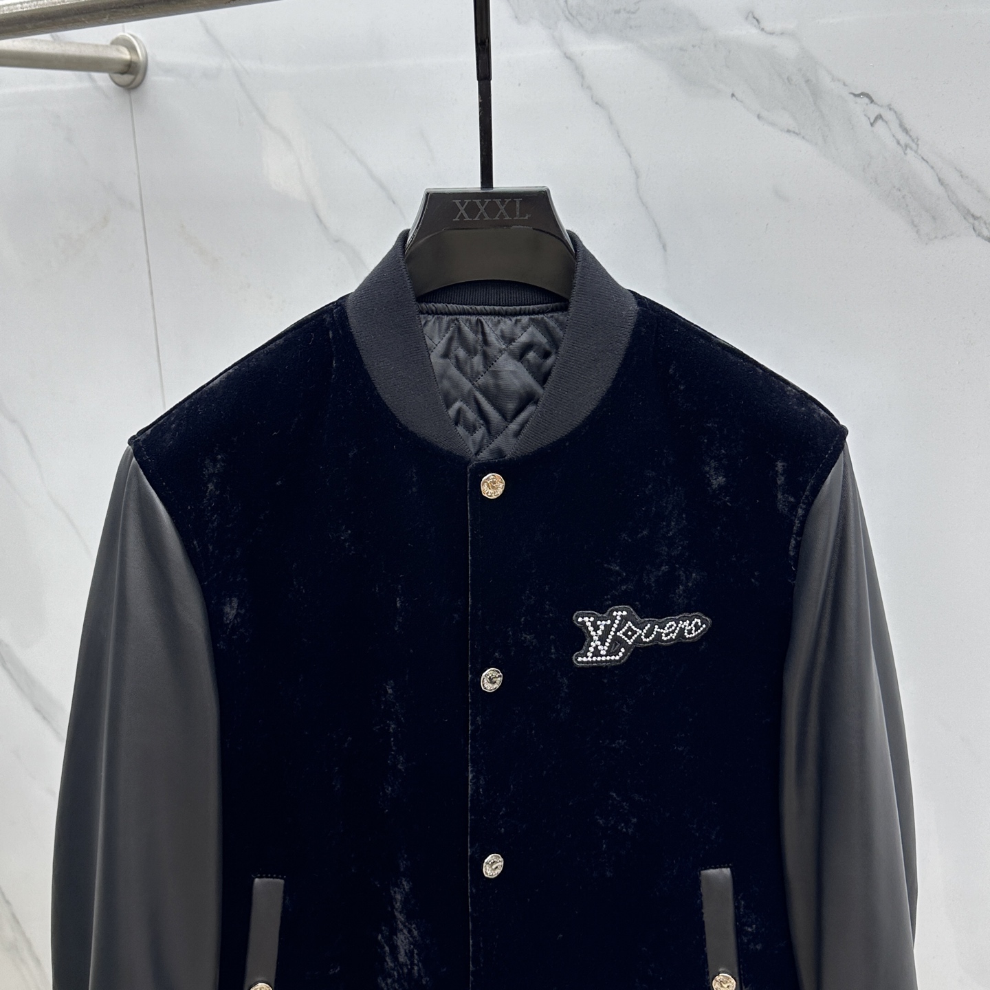 。 🆕LV路易威登 2025官网新款棒球服、绒面拼接小羊皮这款黑色以轻盈的羊身搭配柔软的羊袖，缔造隽永时