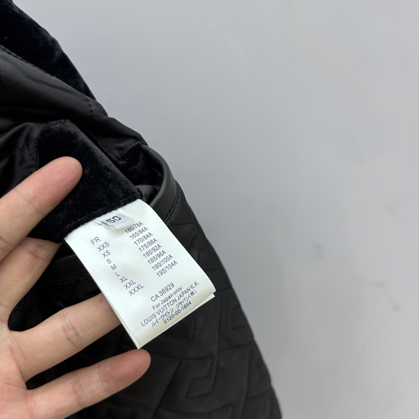 。 🆕LV路易威登 2025官网新款棒球服、绒面拼接小羊皮这款黑色以轻盈的羊身搭配柔软的羊袖，缔造隽永时