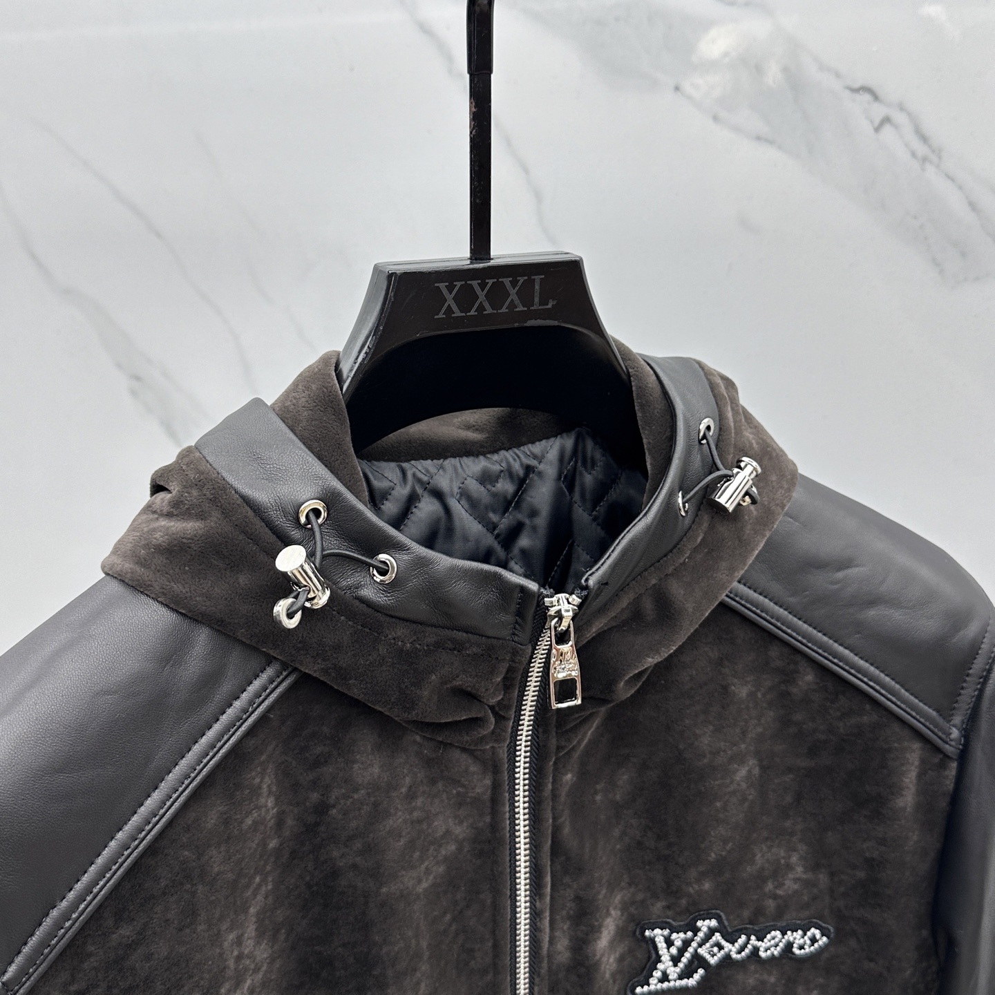 。🆕LV路易威登 2025官网新款连帽款、绒面拼接小羊皮夹克。以轻盈的羊身搭配柔软的羊袖，缔造隽永时尚的