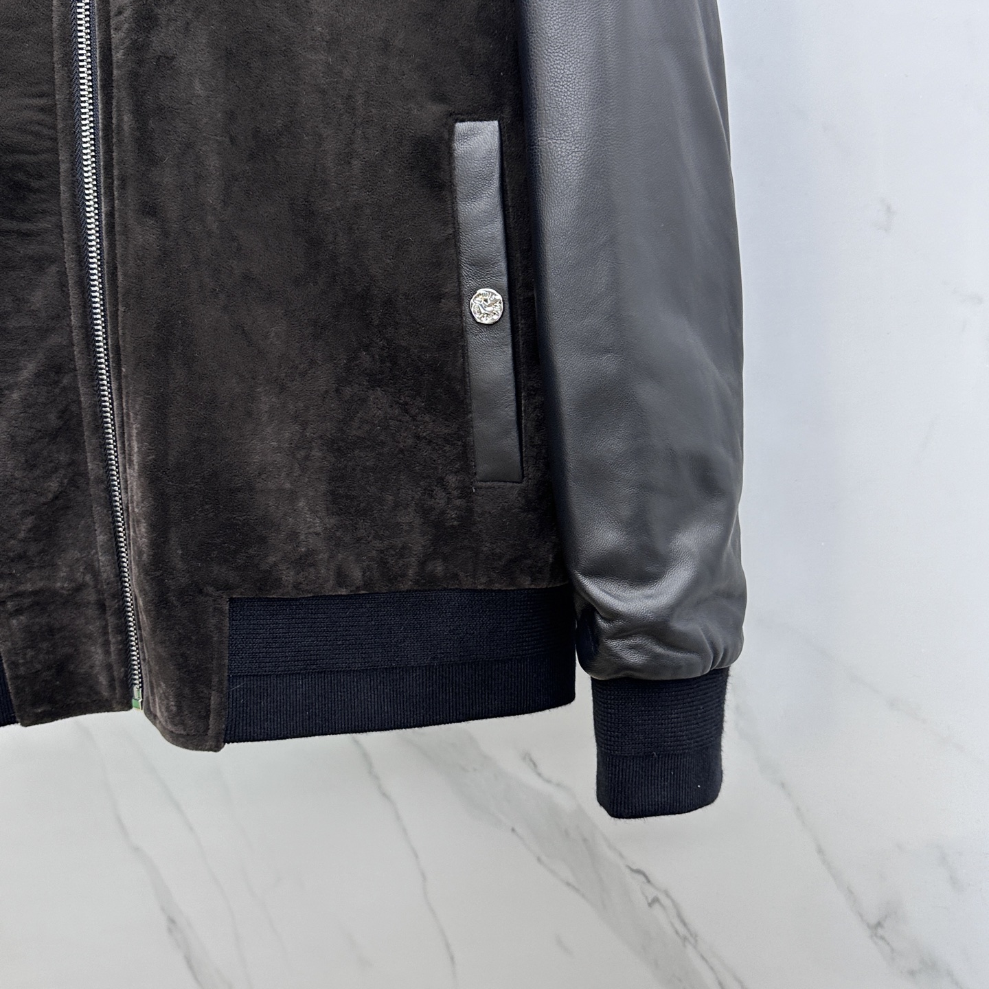 。🆕LV路易威登 2025官网新款连帽款、绒面拼接小羊皮夹克。以轻盈的羊身搭配柔软的羊袖，缔造隽永时尚的