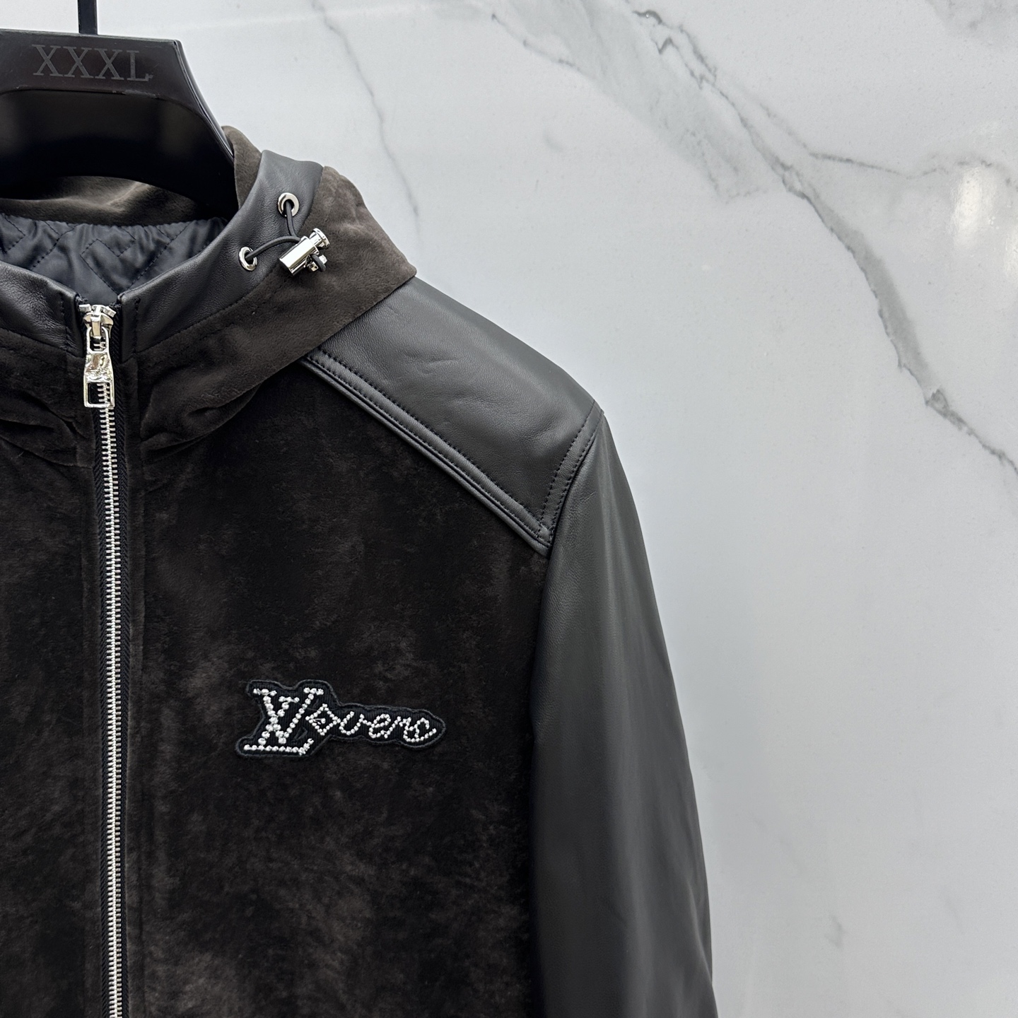 。🆕LV路易威登 2025官网新款连帽款、绒面拼接小羊皮夹克。以轻盈的羊身搭配柔软的羊袖，缔造隽永时尚的