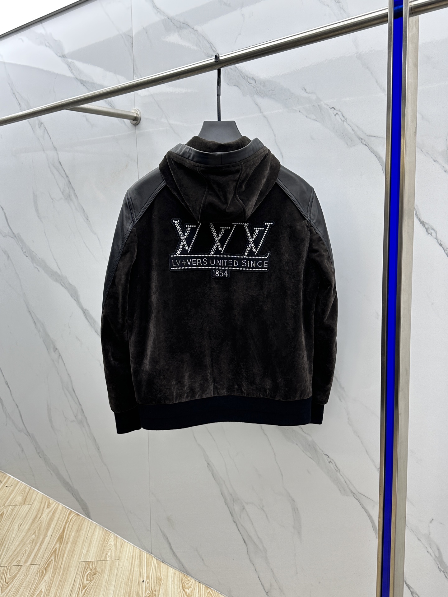 。🆕LV路易威登 2025官网新款连帽款、绒面拼接小羊皮夹克。以轻盈的羊身搭配柔软的羊袖，缔造隽永时尚的