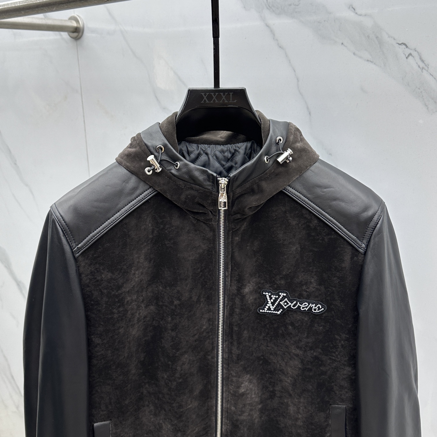 。🆕LV路易威登 2025官网新款连帽款、绒面拼接小羊皮夹克。以轻盈的羊身搭配柔软的羊袖，缔造隽永时尚的