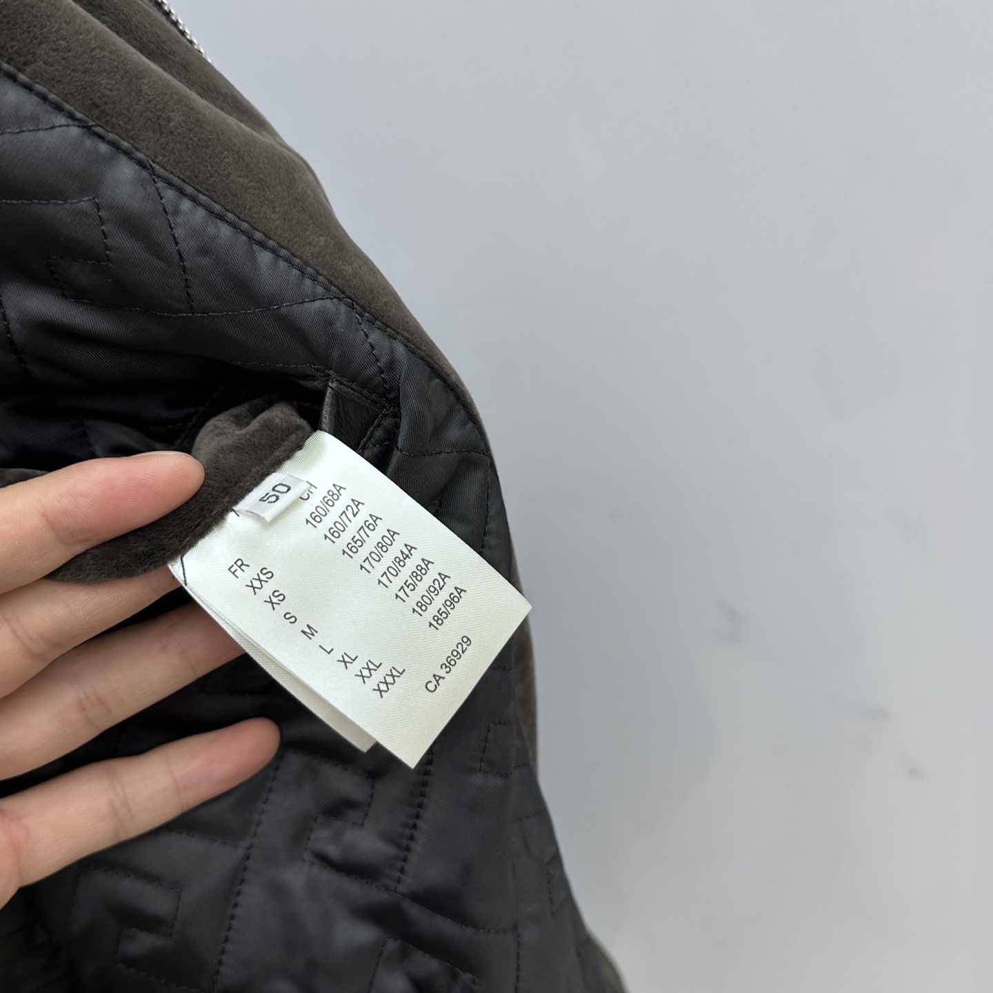 。🆕LV路易威登 2025官网新款连帽款、绒面拼接小羊皮夹克。以轻盈的羊身搭配柔软的羊袖，缔造隽永时尚的