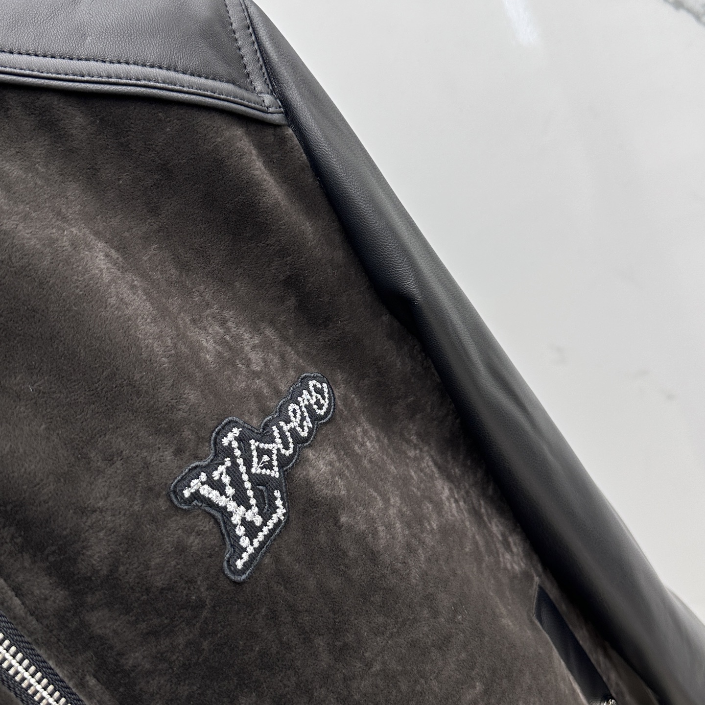 。🆕LV路易威登 2025官网新款连帽款、绒面拼接小羊皮夹克。以轻盈的羊身搭配柔软的羊袖，缔造隽永时尚的