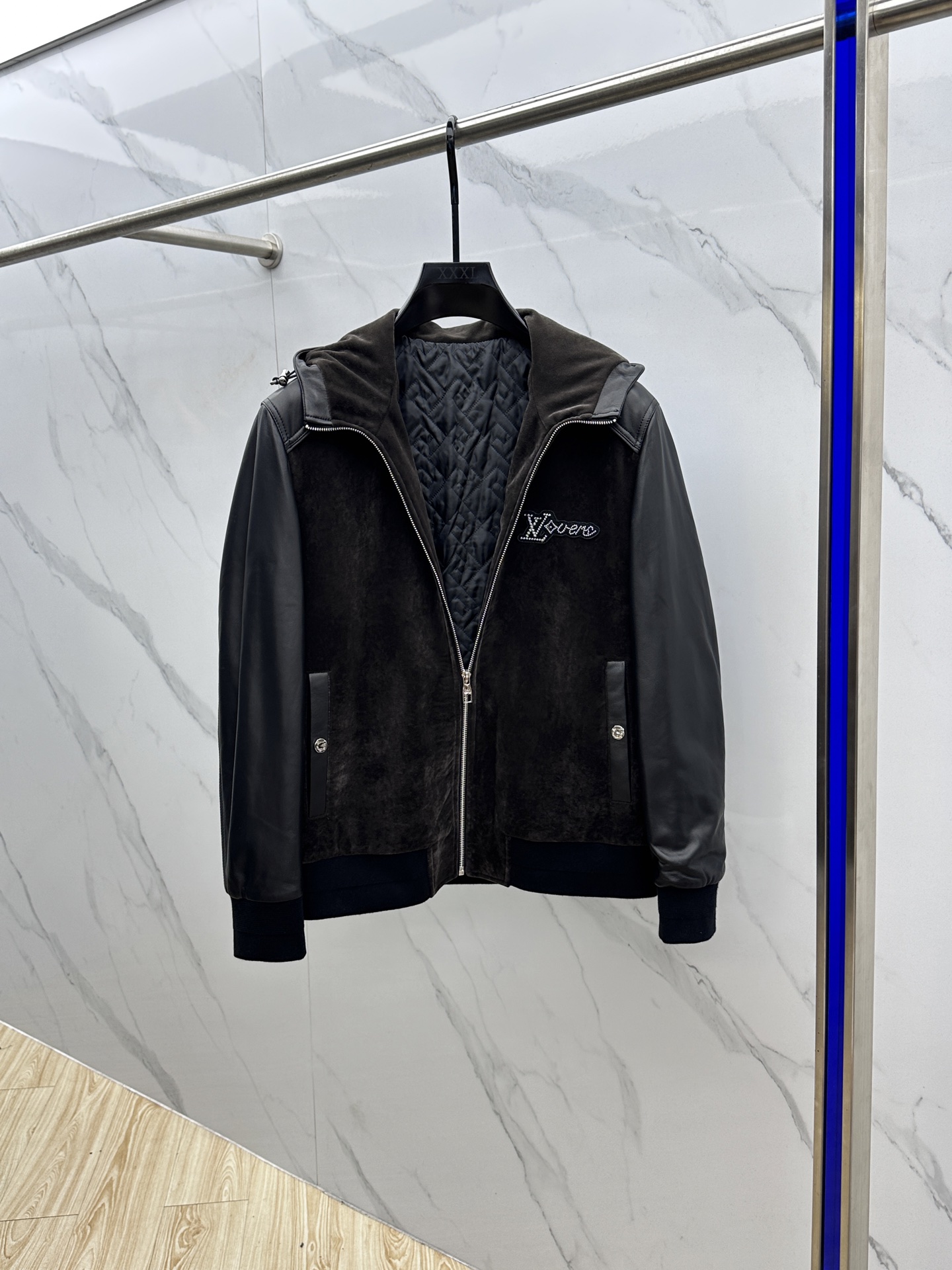 。🆕LV路易威登 2025官网新款连帽款、绒面拼接小羊皮夹克。以轻盈的羊身搭配柔软的羊袖，缔造隽永时尚的