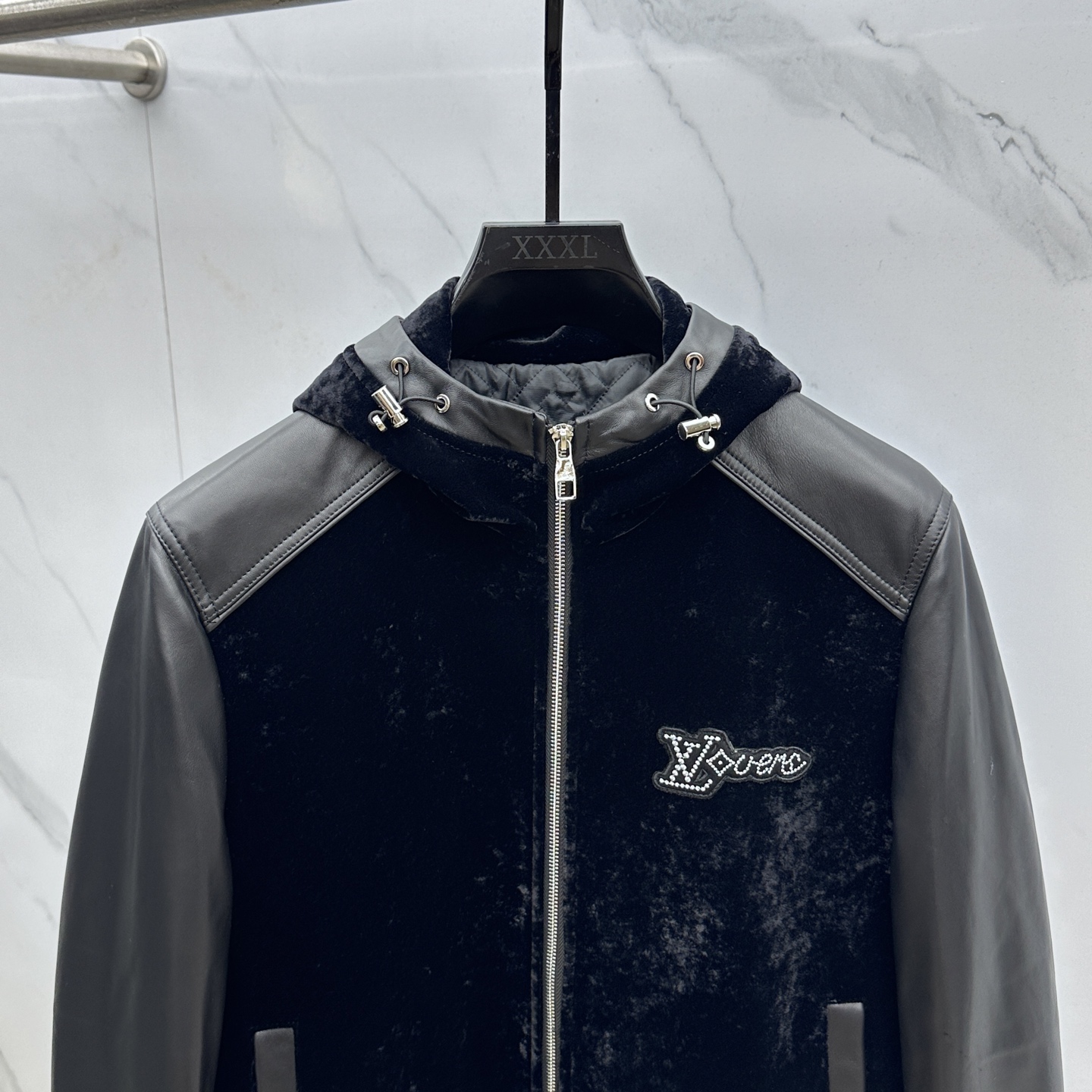 。 🆕LV路易威登 2025官网新款连帽款、绒面拼接小羊皮夹克。以轻盈的羊身搭配柔软的羊袖，缔造隽永时尚