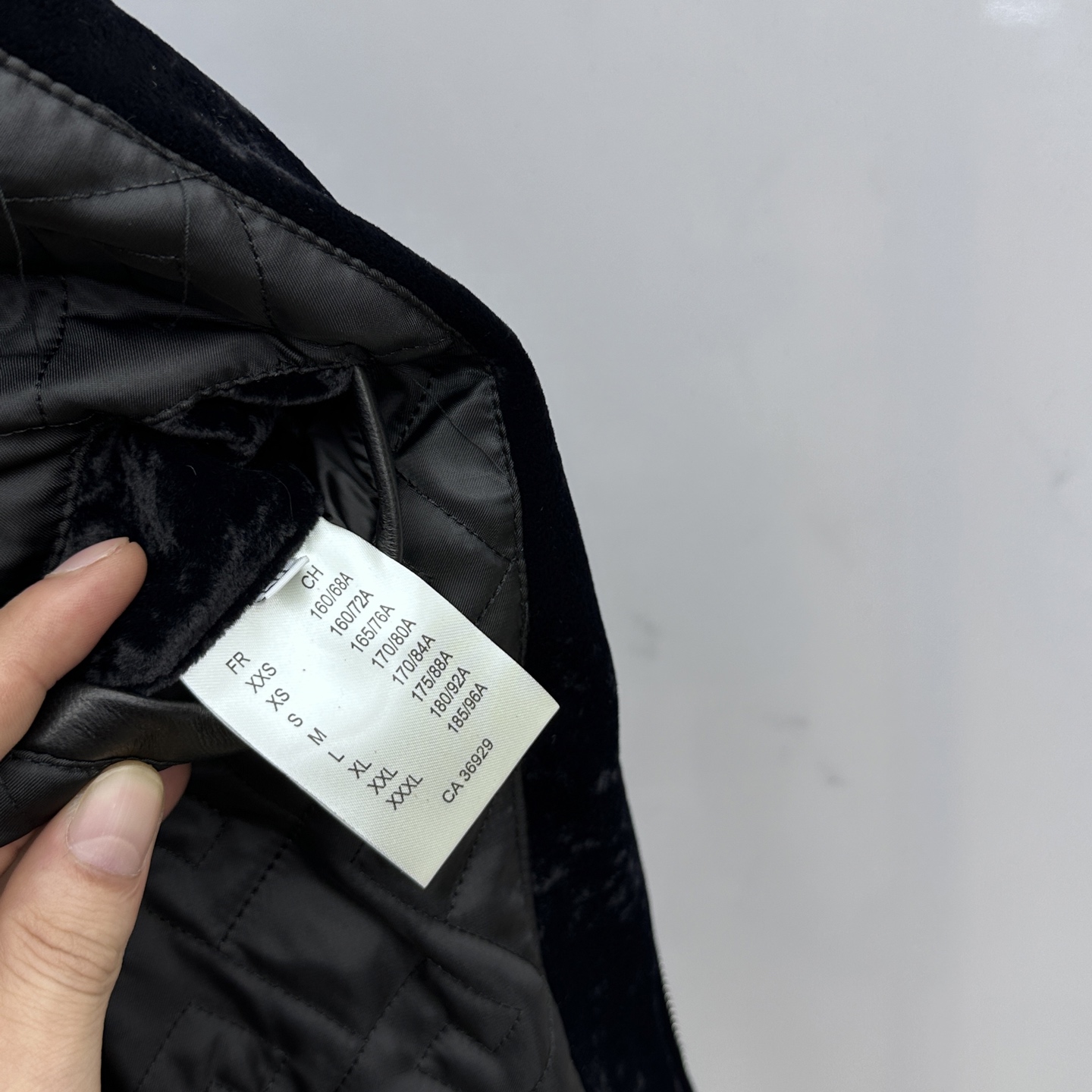 。 🆕LV路易威登 2025官网新款连帽款、绒面拼接小羊皮夹克。以轻盈的羊身搭配柔软的羊袖，缔造隽永时尚