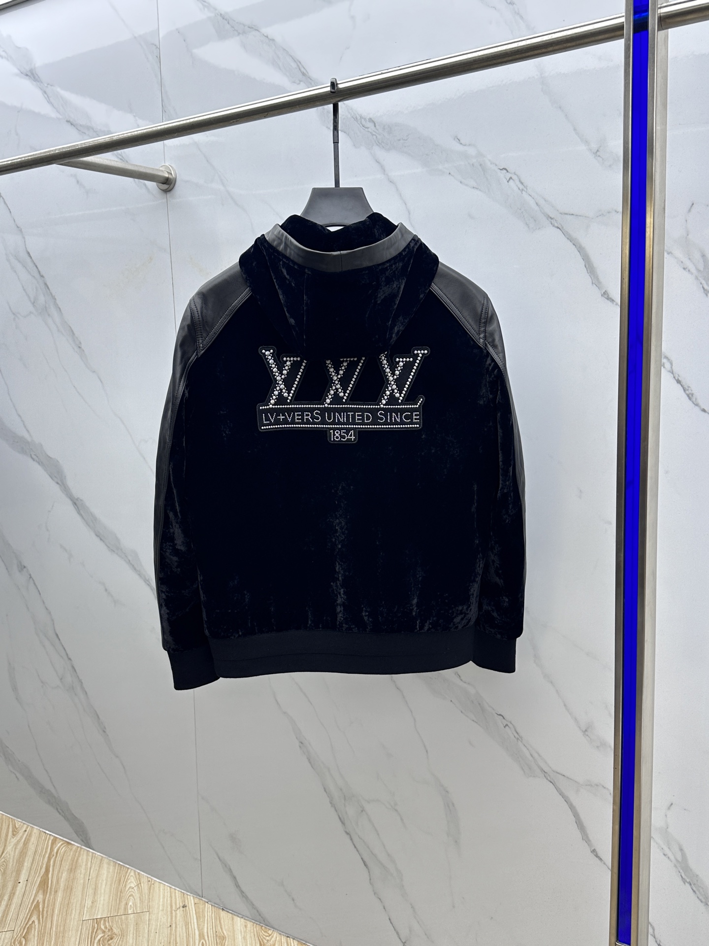 。 🆕LV路易威登 2025官网新款连帽款、绒面拼接小羊皮夹克。以轻盈的羊身搭配柔软的羊袖，缔造隽永时尚