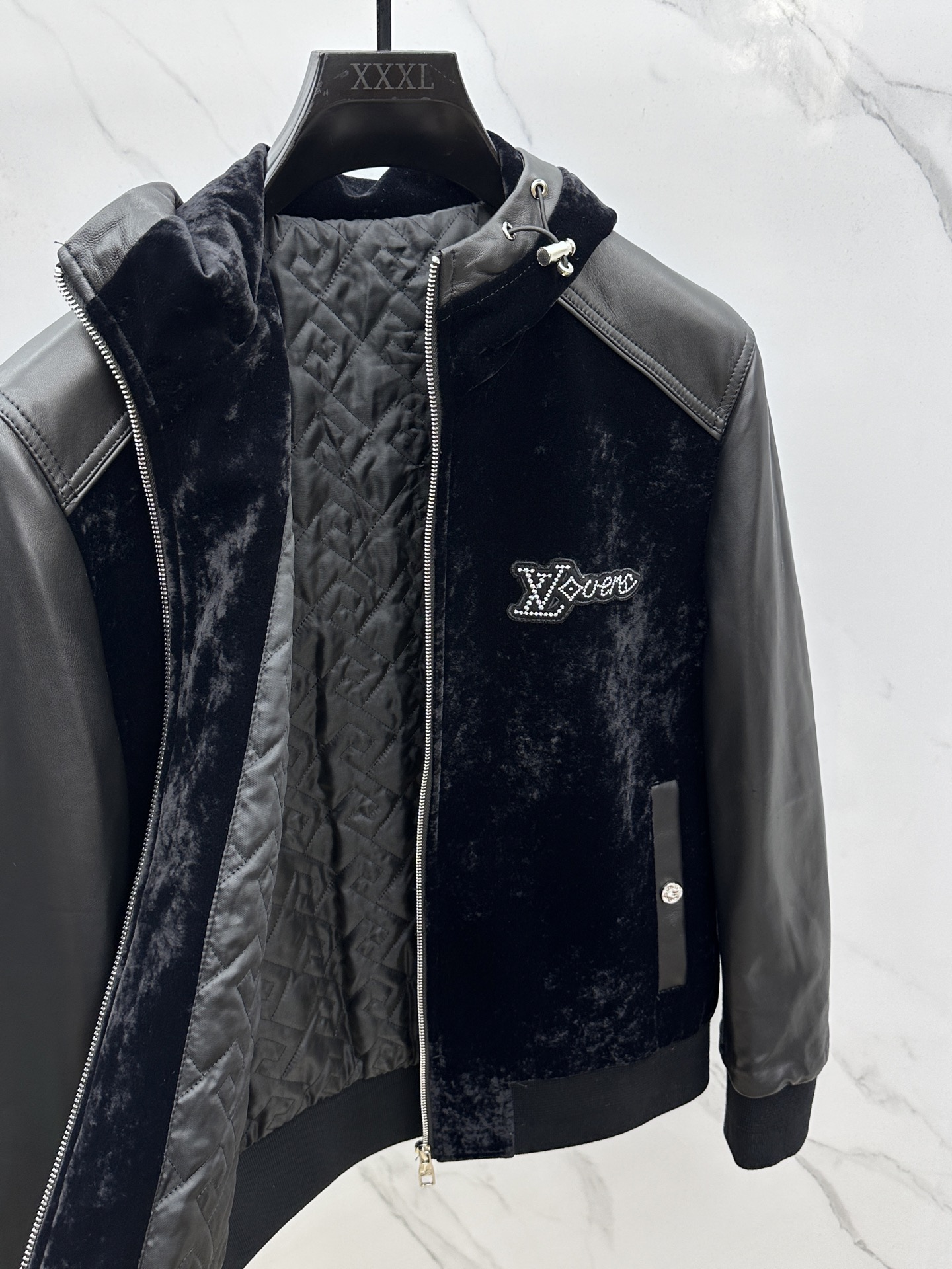 。 🆕LV路易威登 2025官网新款连帽款、绒面拼接小羊皮夹克。以轻盈的羊身搭配柔软的羊袖，缔造隽永时尚