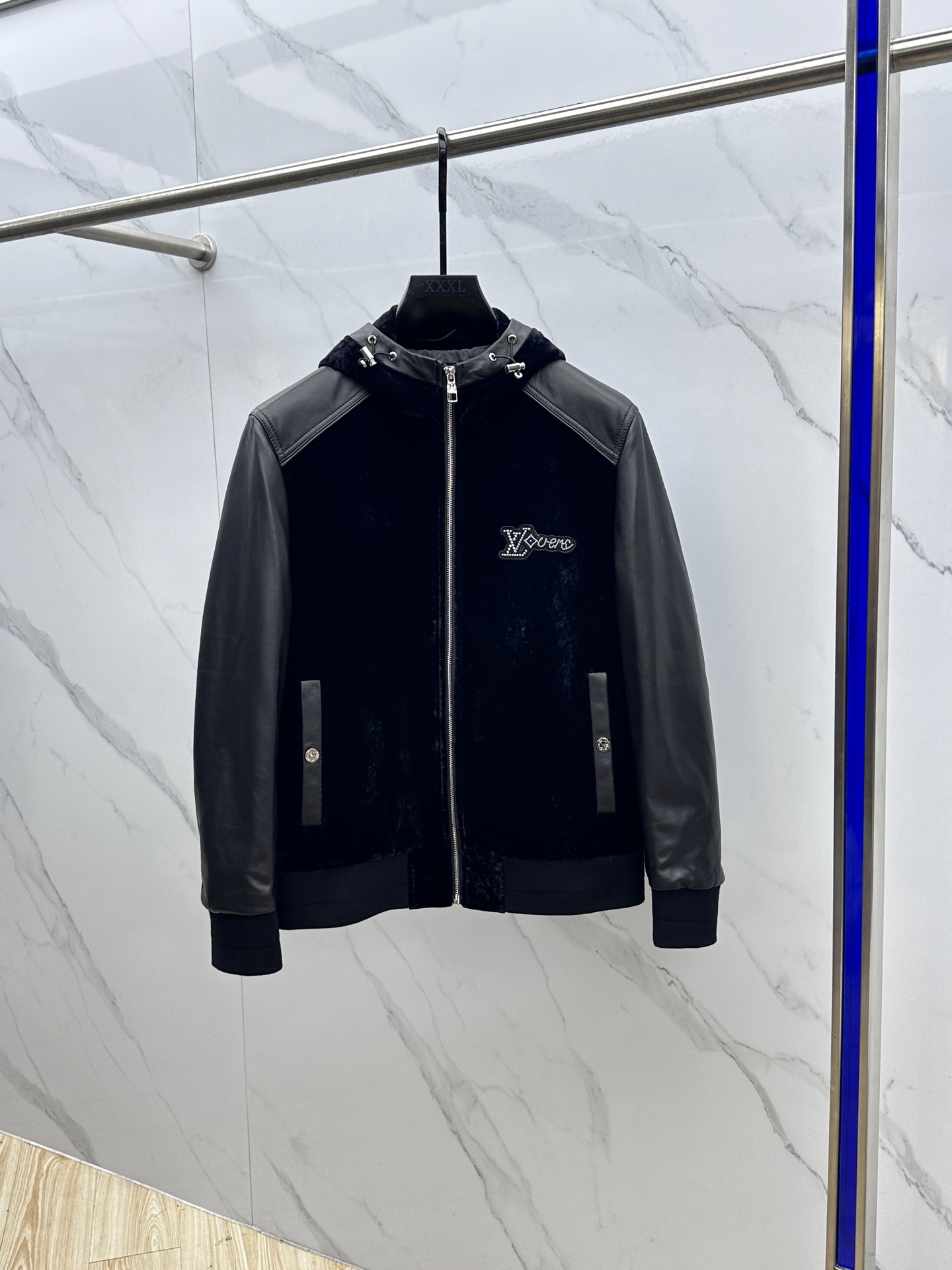 NO:550457,LV Louis Vuitton 2025 official website new hooded and suede spliced ​​lambskin jacket. Light sheep body and soft sheep sleeves create timeless and fashionable seasonal clothing. The placket zipper and the logo pattern on the chest are cleverly embellished, and the outer edge of the pocket are paired with sheepskin to embellish details. It is a must-have fashion item for any shape. hs color black Size 48-56,,louis vuitton,louis vuitton,jackets & coats,sheepskin,hats,alexander wang19860909LV路易威登 2025官网新款连帽款、绒面拼接小羊皮夹克.以轻盈的羊身搭配柔软的羊袖,缔造隽永时尚的转季衣物.门襟拉链及胸前巧妙点缀的logo图案,在口袋外缘搭配羊皮点缀细节.是搭配任何造型的必备时尚单品.hs 颜色黑色 尺码48-56,,louis vuitton,louis vuitton,jackets & coats,sheepskin,hats,alexander wang,Men's clothing