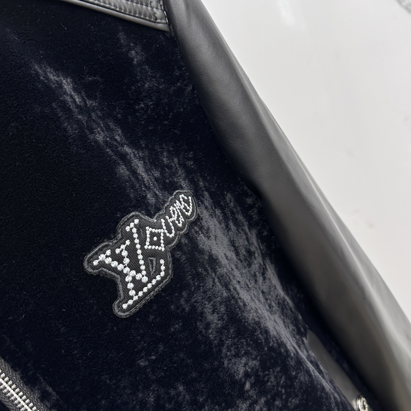 。 🆕LV路易威登 2025官网新款连帽款、绒面拼接小羊皮夹克。以轻盈的羊身搭配柔软的羊袖，缔造隽永时尚