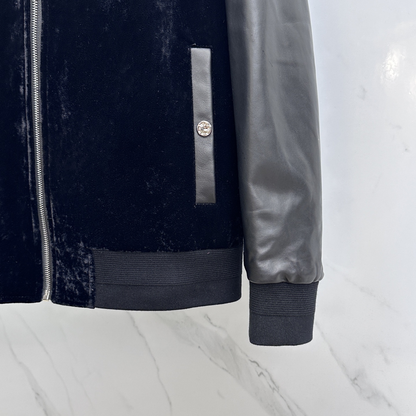 。 🆕LV路易威登 2025官网新款连帽款、绒面拼接小羊皮夹克。以轻盈的羊身搭配柔软的羊袖，缔造隽永时尚