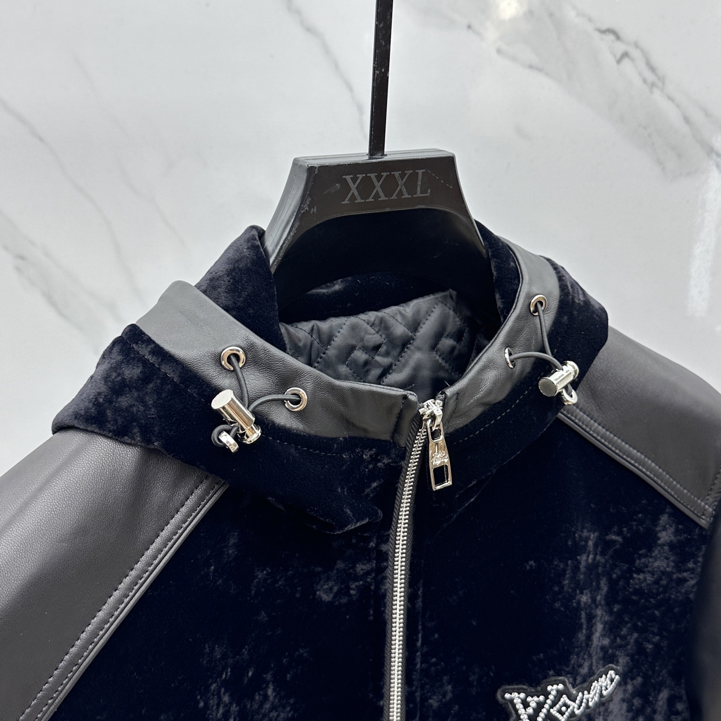 。 🆕LV路易威登 2025官网新款连帽款、绒面拼接小羊皮夹克。以轻盈的羊身搭配柔软的羊袖，缔造隽永时尚