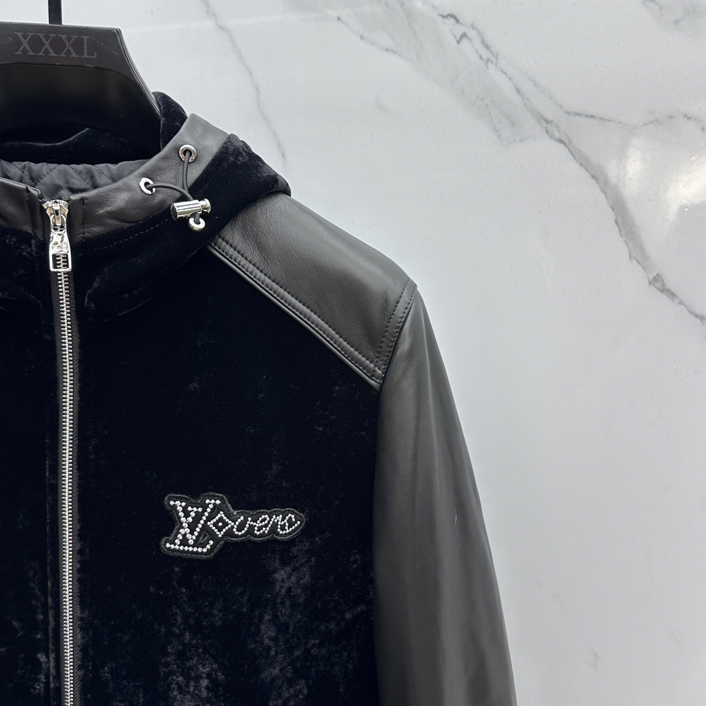 。 🆕LV路易威登 2025官网新款连帽款、绒面拼接小羊皮夹克。以轻盈的羊身搭配柔软的羊袖，缔造隽永时尚