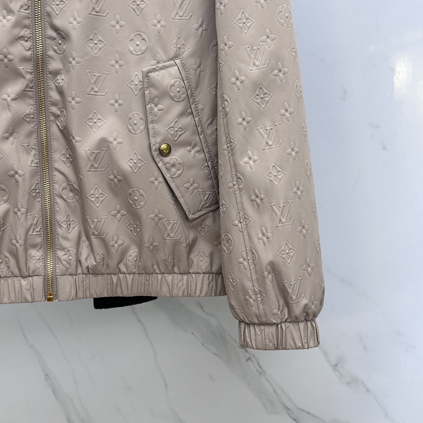 。🆕LV路易威登 2025ss早秋新款发布 驴牌连帽夹克外套，秋季爆款夹薄棉夹克外套，LV字母提花面料设