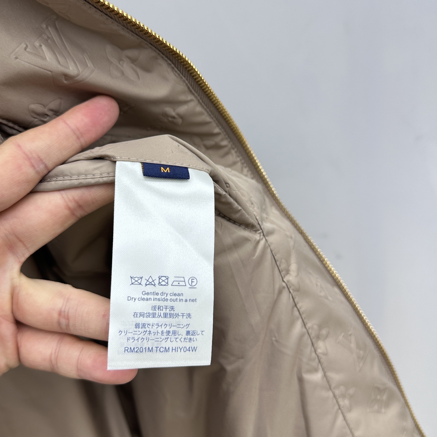 。🆕LV路易威登 2025ss早秋新款发布 驴牌连帽夹克外套，秋季爆款夹薄棉夹克外套，LV字母提花面料设