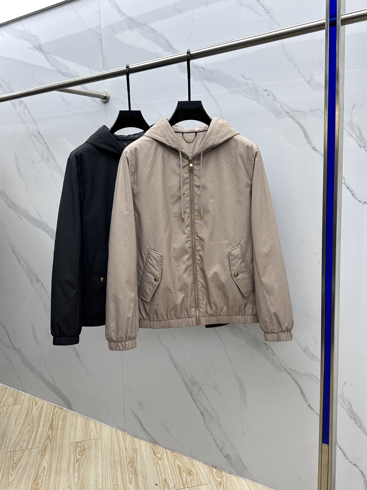 。🆕LV路易威登 2025ss早秋新款发布 驴牌连帽夹克外套，秋季爆款夹薄棉夹克外套，LV字母提花面料设