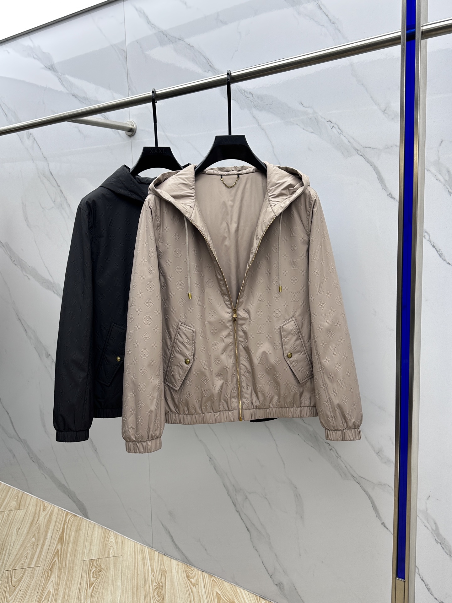 。🆕LV路易威登 2025ss早秋新款发布 驴牌连帽夹克外套，秋季爆款夹薄棉夹克外套，LV字母提花面料设