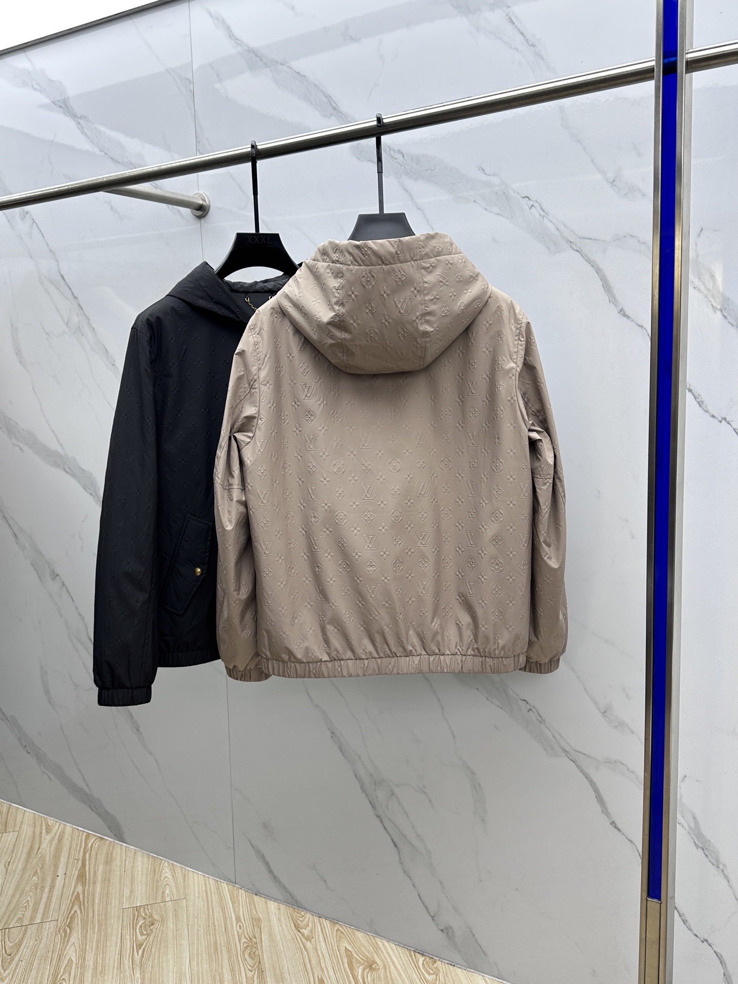 。🆕LV路易威登 2025ss早秋新款发布 驴牌连帽夹克外套，秋季爆款夹薄棉夹克外套，LV字母提花面料设