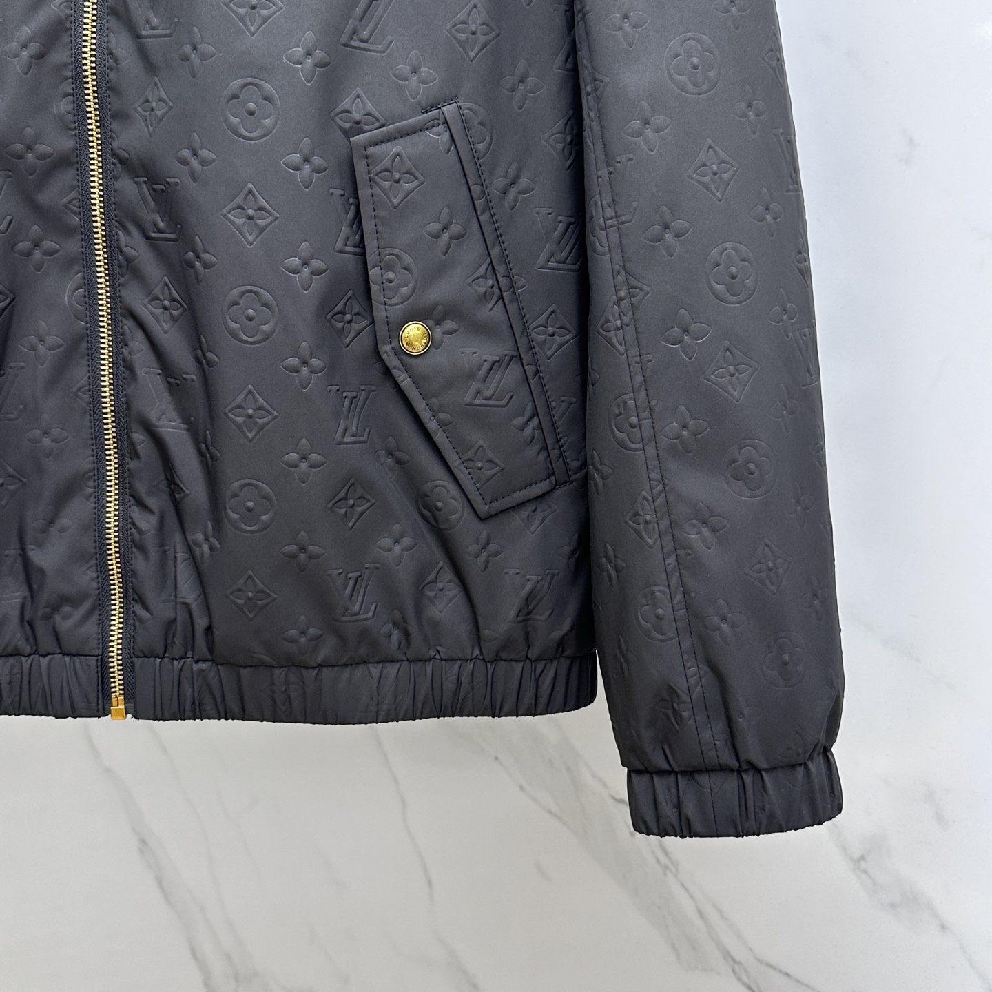 。🆕LV路易威登 2025ss早秋新款发布 驴牌连帽夹克外套，秋季爆款夹薄棉夹克外套，LV字母提花面料设