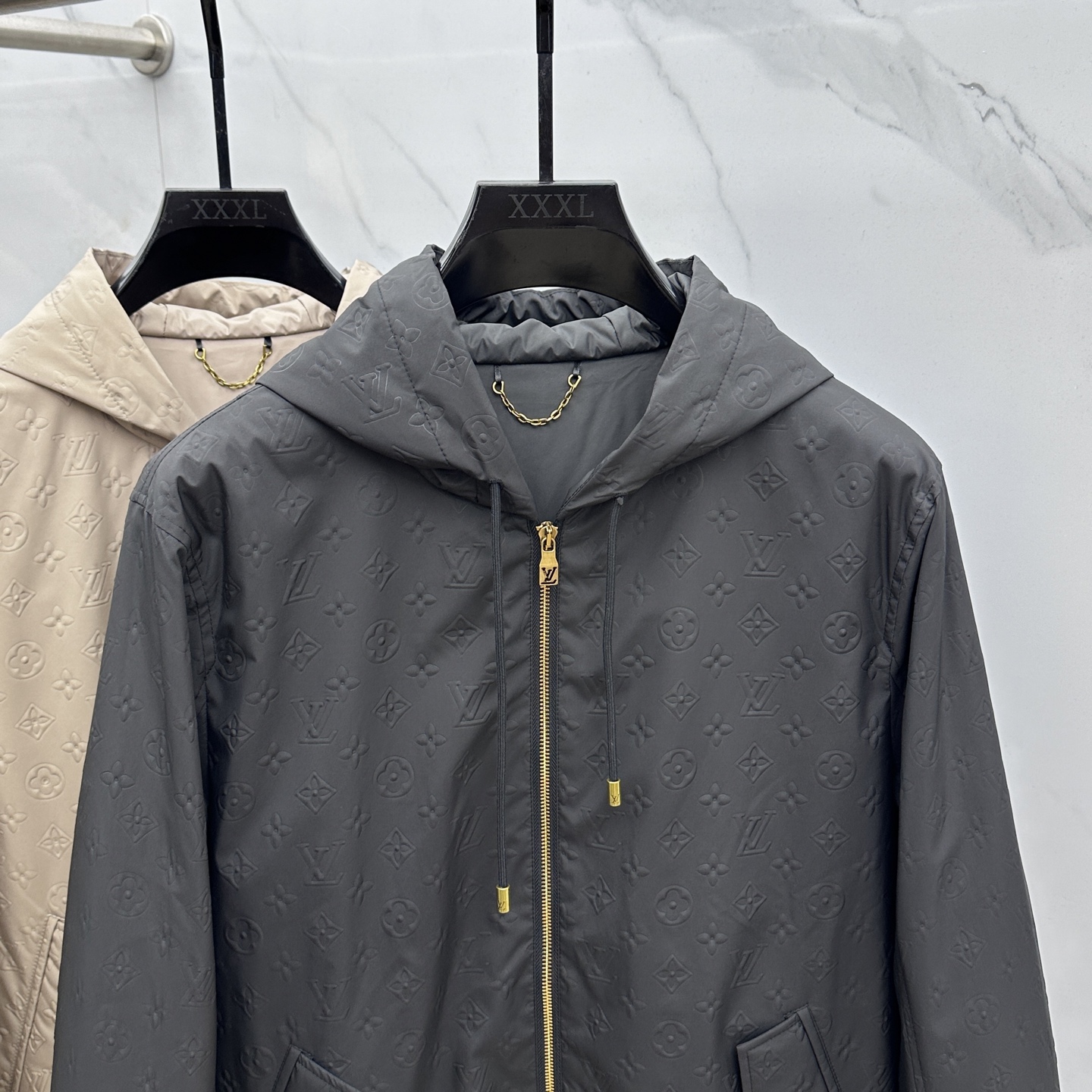 。🆕LV路易威登 2025ss早秋新款发布 驴牌连帽夹克外套，秋季爆款夹薄棉夹克外套，LV字母提花面料设