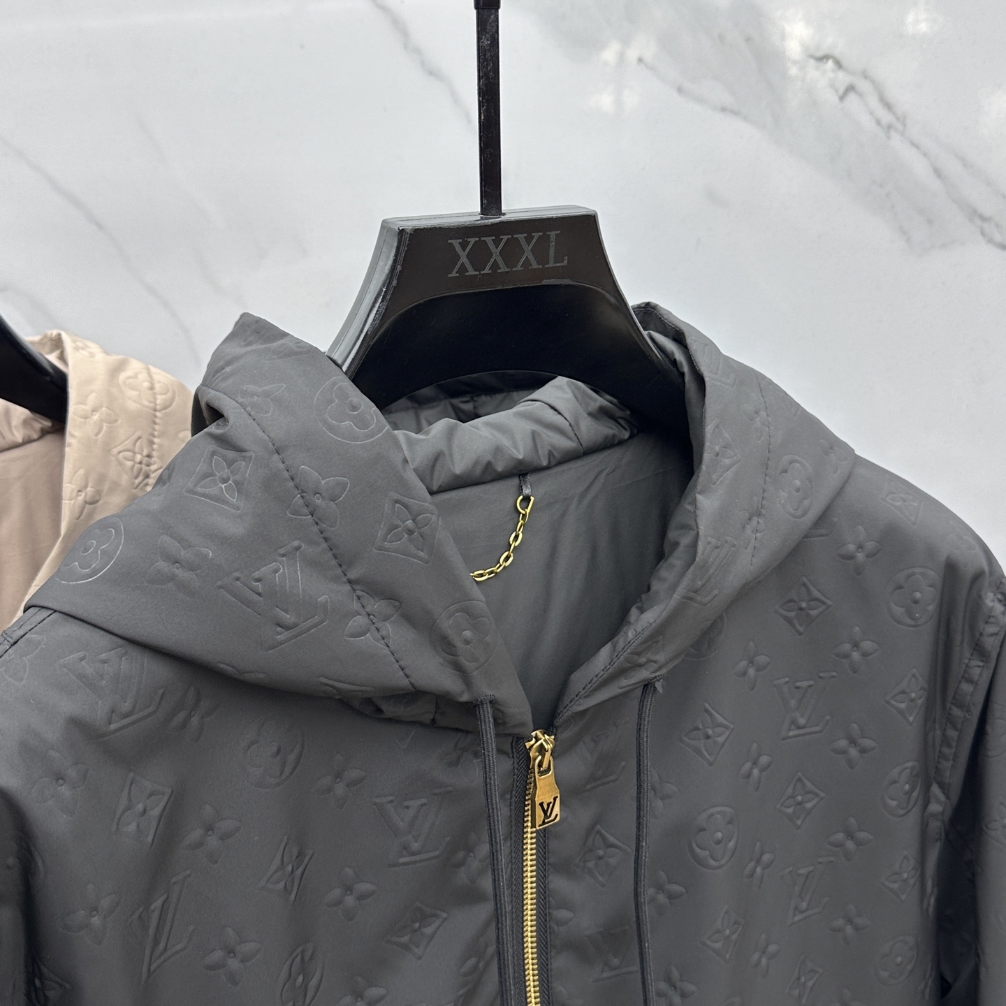 。🆕LV路易威登 2025ss早秋新款发布 驴牌连帽夹克外套，秋季爆款夹薄棉夹克外套，LV字母提花面料设