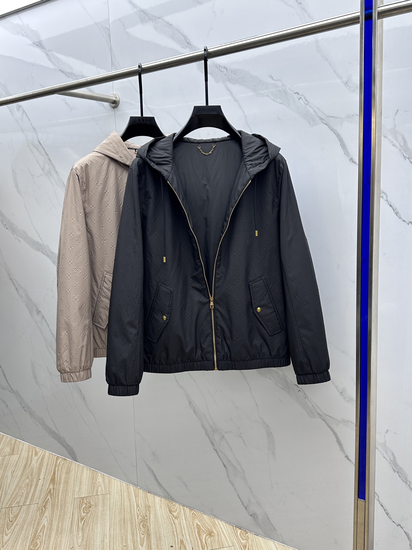 。🆕LV路易威登 2025ss早秋新款发布 驴牌连帽夹克外套，秋季爆款夹薄棉夹克外套，LV字母提花面料设