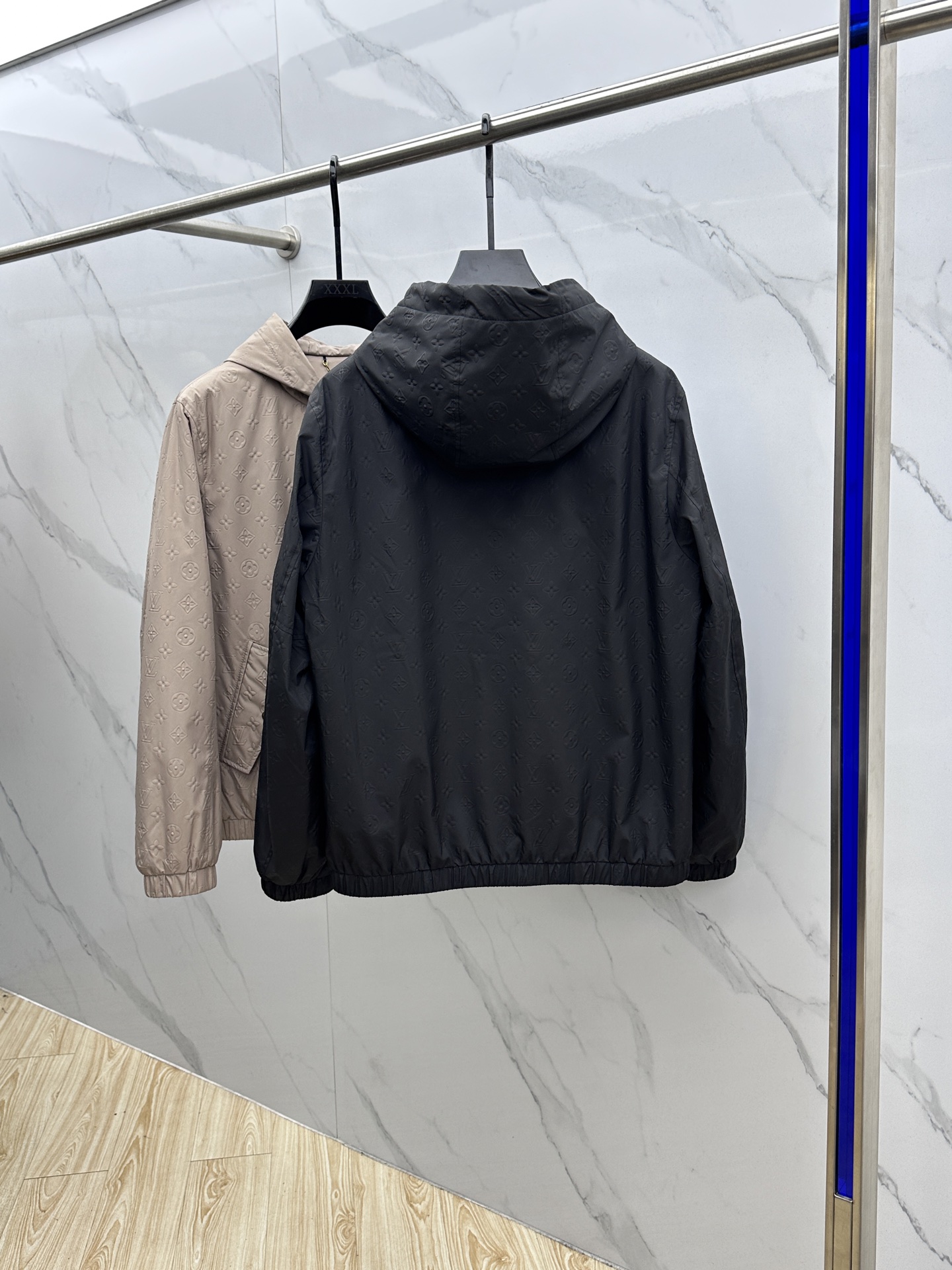 。🆕LV路易威登 2025ss早秋新款发布 驴牌连帽夹克外套，秋季爆款夹薄棉夹克外套，LV字母提花面料设