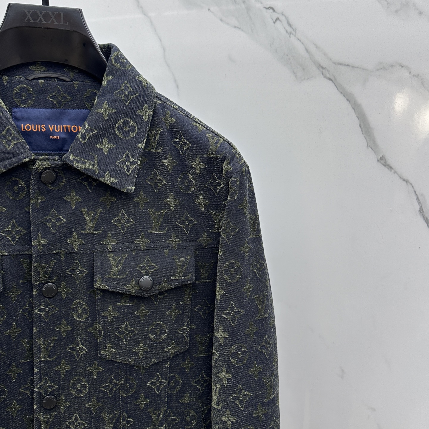 。 🆕LV路易威登 2025ss早秋新款发布驴牌翻领夹克外套，字母提花面料秋季爆款夹薄棉夹克外套，字母满