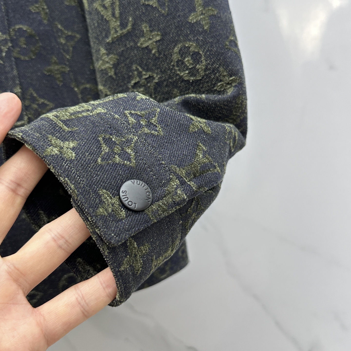 。 🆕LV路易威登 2025ss早秋新款发布驴牌翻领夹克外套，字母提花面料秋季爆款夹薄棉夹克外套，字母满