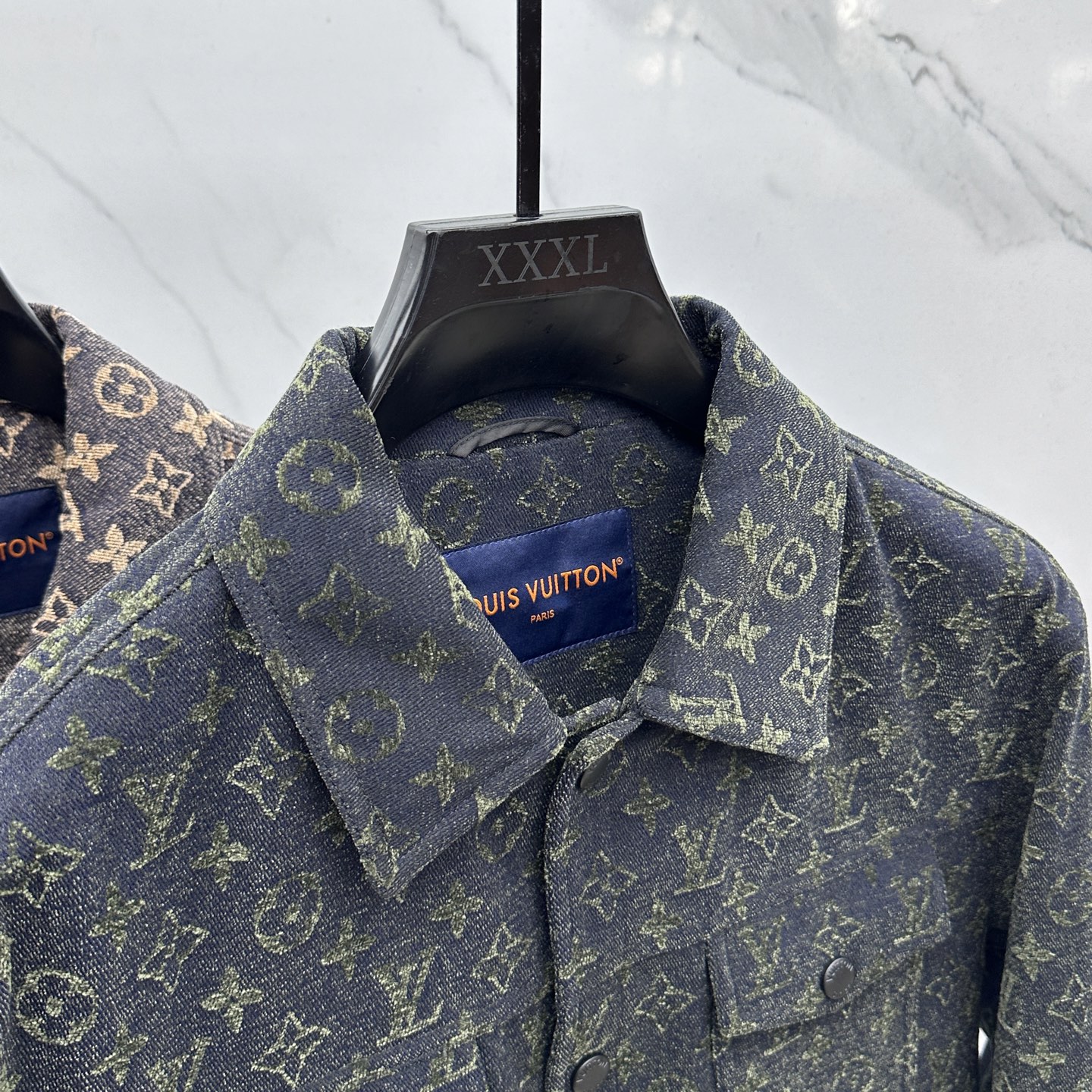 。 🆕LV路易威登 2025ss早秋新款发布驴牌翻领夹克外套，字母提花面料秋季爆款夹薄棉夹克外套，字母满