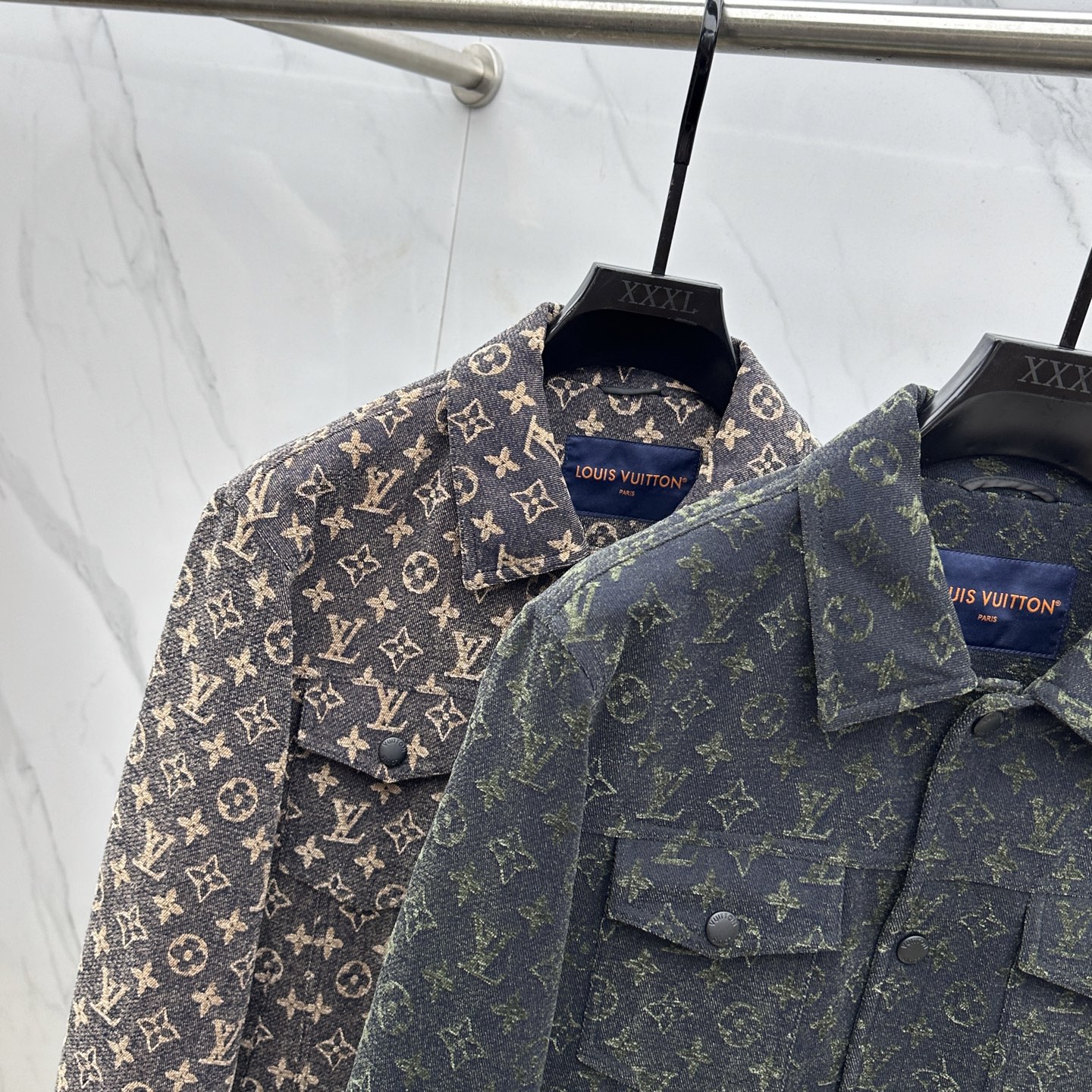 。 🆕LV路易威登 2025ss早秋新款发布驴牌翻领夹克外套，字母提花面料秋季爆款夹薄棉夹克外套，字母满