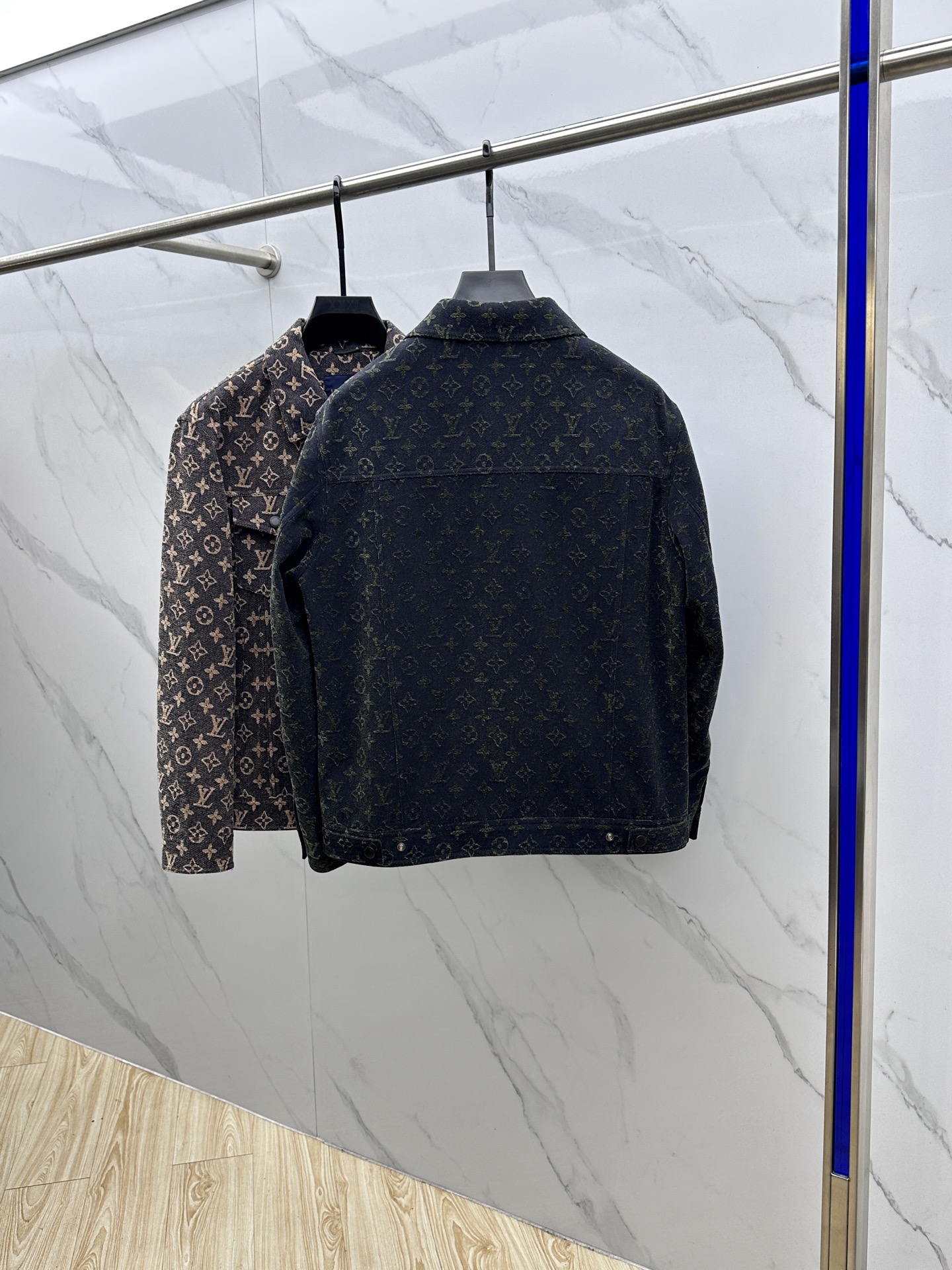 。 🆕LV路易威登 2025ss早秋新款发布驴牌翻领夹克外套，字母提花面料秋季爆款夹薄棉夹克外套，字母满