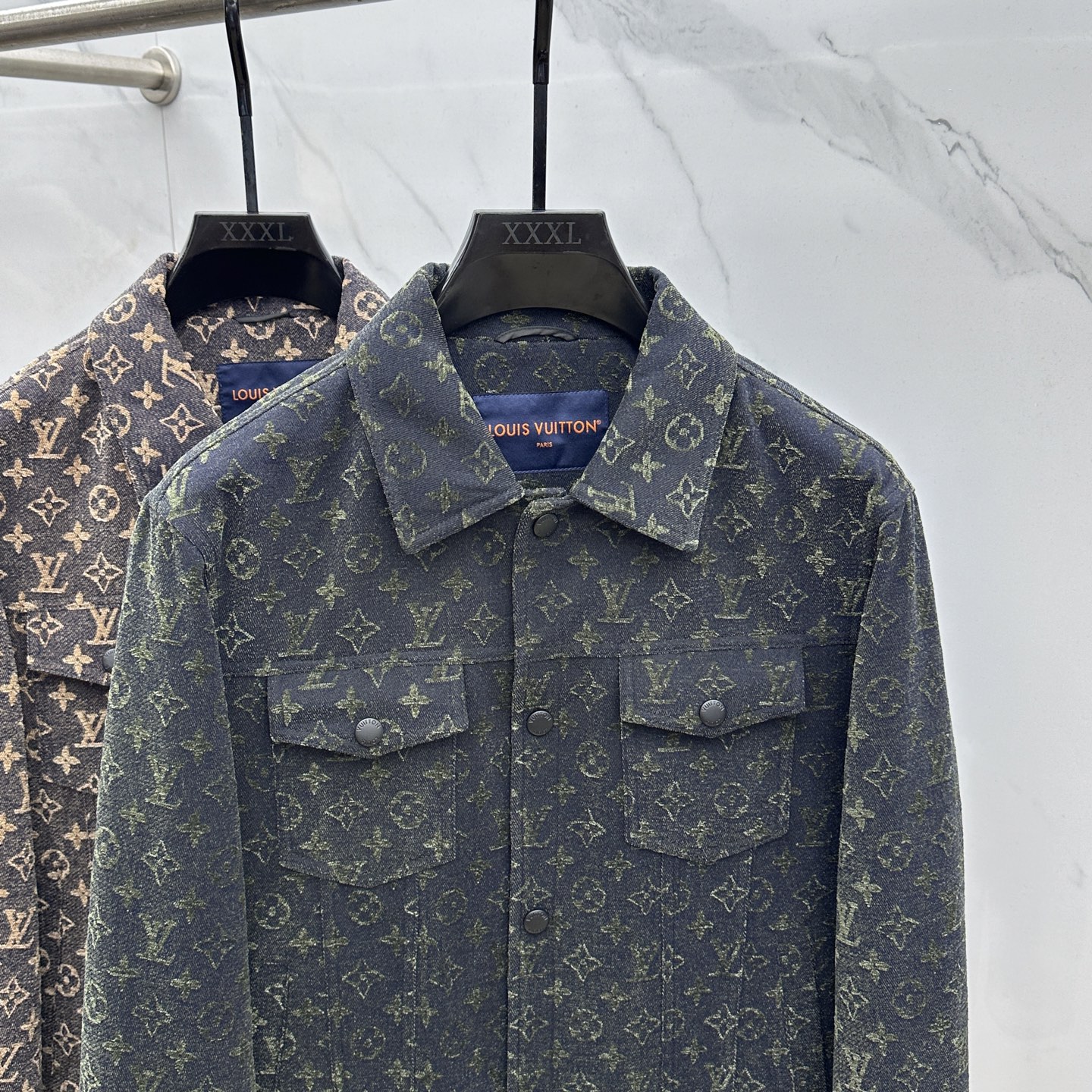 。 🆕LV路易威登 2025ss早秋新款发布驴牌翻领夹克外套，字母提花面料秋季爆款夹薄棉夹克外套，字母满