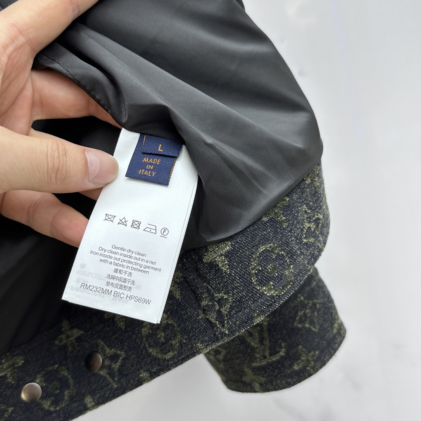 。 🆕LV路易威登 2025ss早秋新款发布驴牌翻领夹克外套，字母提花面料秋季爆款夹薄棉夹克外套，字母满