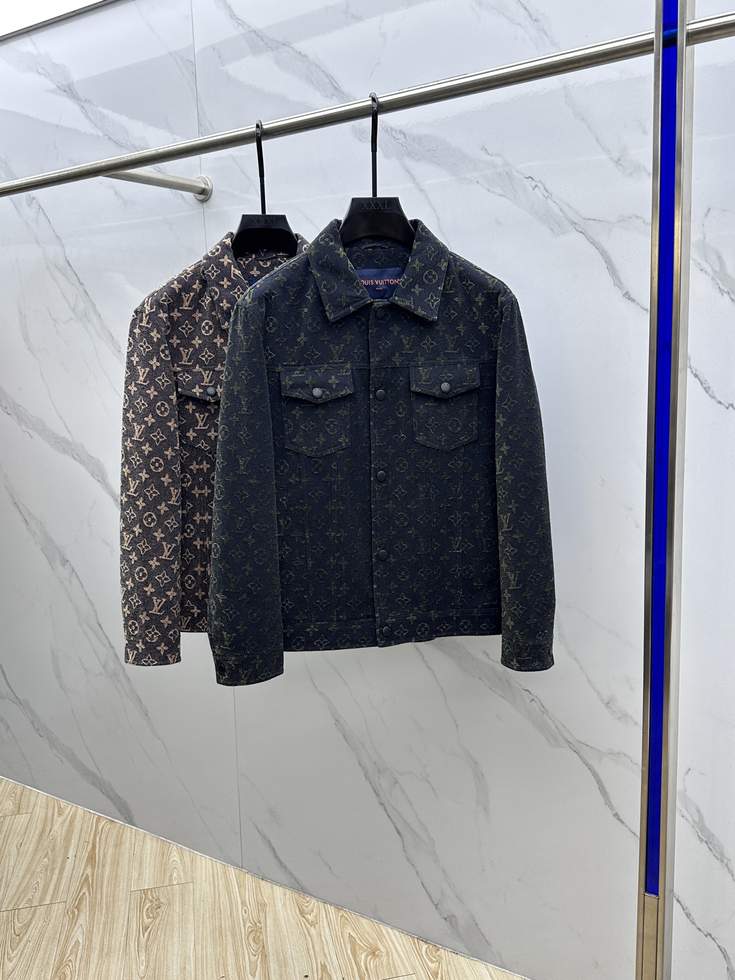 NO:607214,LV Louis Vuitton's 2025ss early autumn new style releases donkey brand lapel jackets, autumn hot-selling thin cotton jackets in letter jacquard fabrics, and jacquard fabric jackets with letter all-over printing. Wearing them makes you feel comfortable and slim, lazy and casual, combined with clean and simple colors, they are particularly attractive and suitable for daily wear ~ We are launching sports items decorated with vibrant prints!  hs size M-3XL,,louis vuitton,louis vuitton,louis vuitton,jackets & coats,jackets & coats,alexander wang19860909LV路易威登 2025ss早秋新款发布驴牌翻领夹克外套,字母提花面料秋季爆款夹薄棉夹克外套,字母满印提花面料夹克外套,穿上就是舒适自在又显瘦的存在,慵懒而随性,结合干净简单的色系就特别耐看,适合日常穿着~倾情推出缀饰活力印花的运动单品！hs 尺码M-3XL,,louis vuitton,louis vuitton,louis vuitton,jackets & coats,jackets & coats,alexander wang,Men's clothing