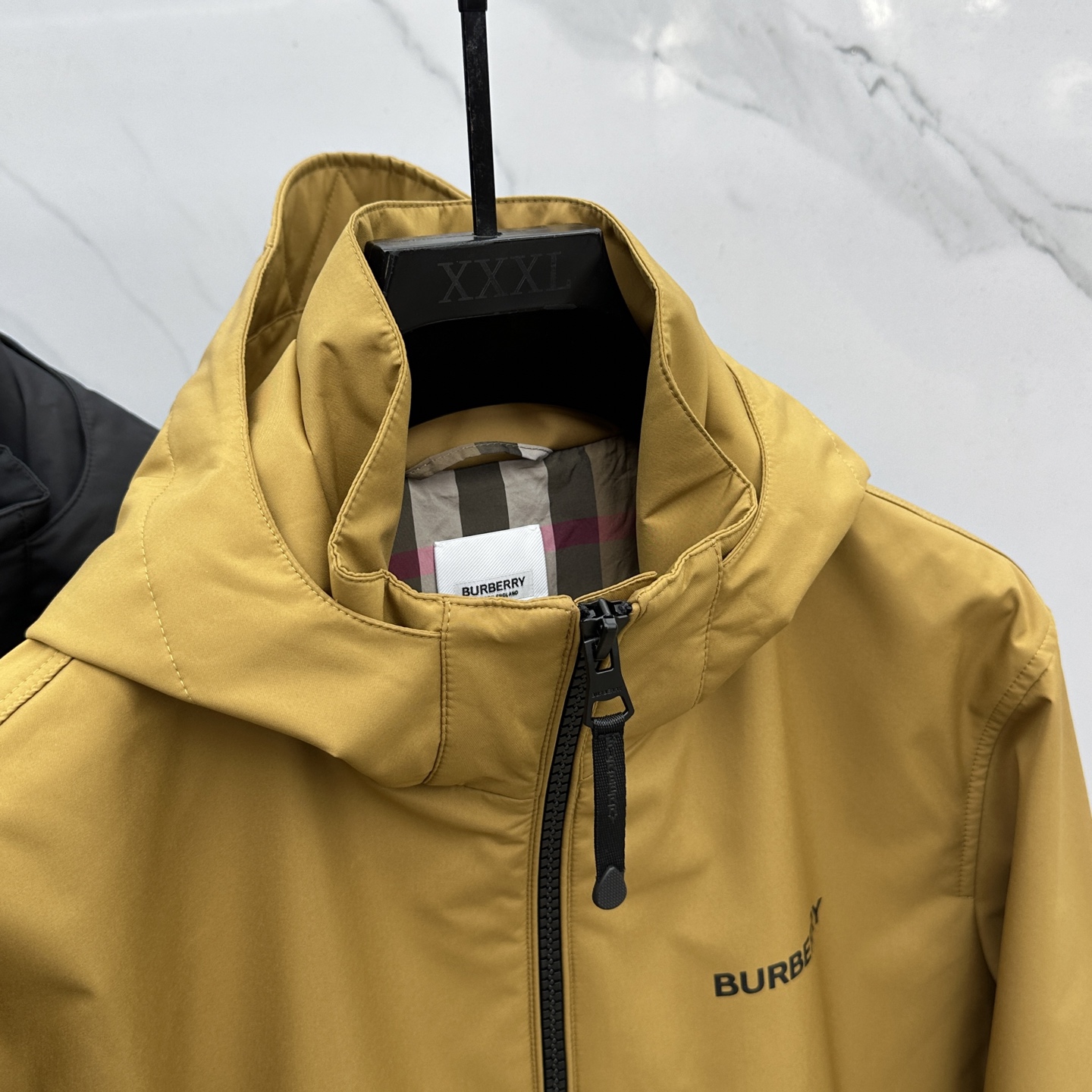 。 🆕Burberry巴宝莉 2025ss早秋新款发布 巴宝莉连帽夹克外套，拼接面料秋季爆款夹薄棉夹克外