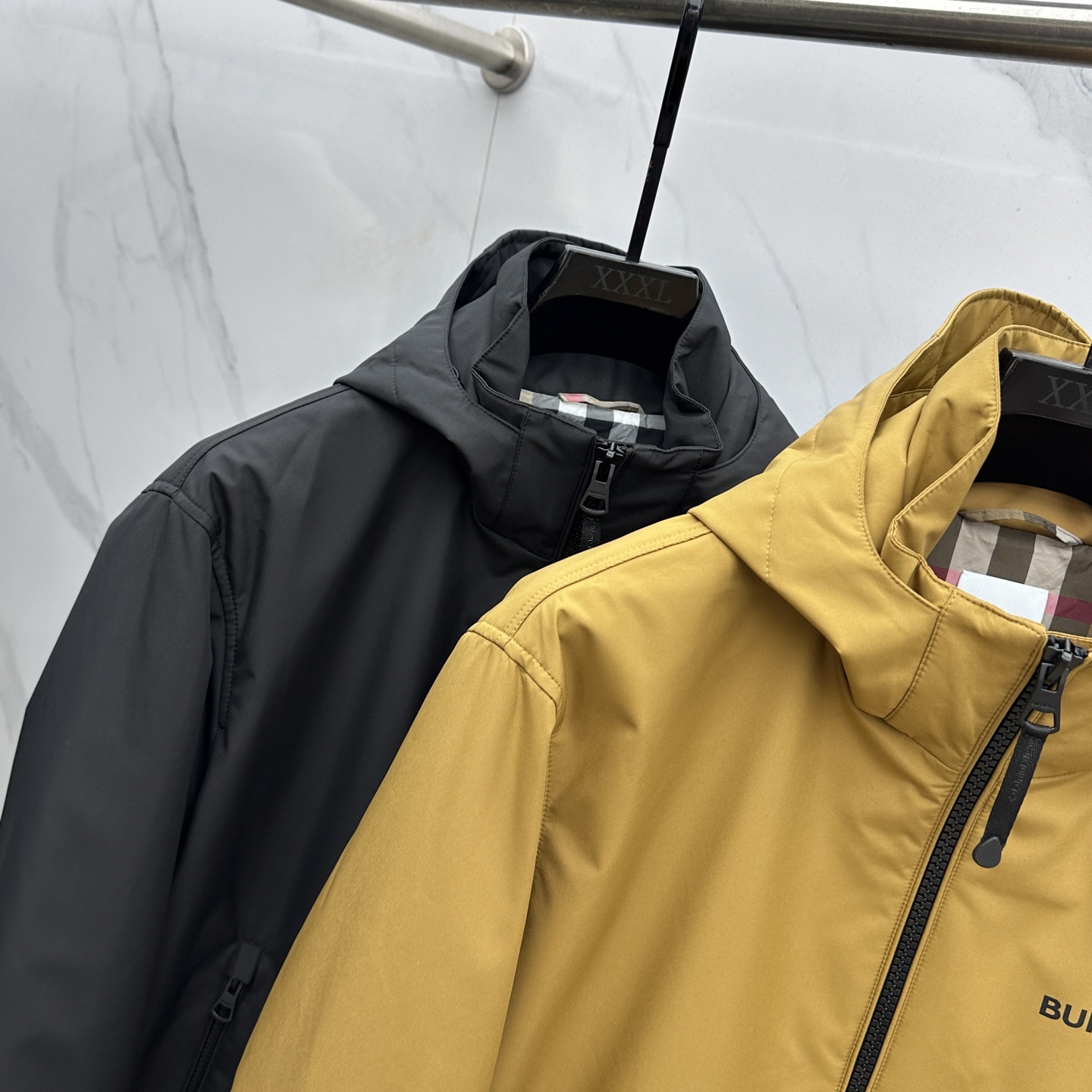 。 🆕Burberry巴宝莉 2025ss早秋新款发布 巴宝莉连帽夹克外套，拼接面料秋季爆款夹薄棉夹克外